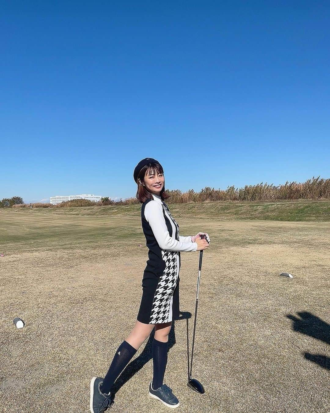 古川真奈美のインスタグラム：「. . 久しぶりにショートでコース回ってきました⛳️🏌️‍♀️ ⁡ 初めて新東京都民ゴルフ場にいってきました！ ショートしかないゴルフ場で、普通に車も人も近くで通っててビックリ😱 都会すぎるゴルフ場は初めてだ… ⁡ ⁡ 練習いく時間もなくってぶっつけ本番で、 もし変なところに飛んでいっちゃったらどうしよう…という不安と緊張から吐きそうだったけど…笑 ⁡ ⁡ 普通にちゃんと回れて安心しました😮‍💨✨ やっぱり私ってやればできるやん🥳って自画自賛しながらハーフ回ってきました😇🌸笑 ⁡ ⁡ 違った緊張感の中ゴルフしたのは初めてだったけど笑 12月なのに全く寒くなくって 最高の気温の中ゴルフできて楽しすぎた🏌️‍♀️ ⁡ ⁡ ⁡ ⁡ ⁡  ⁡ ⁡ #ゴルフ #ショートコース #新東京都民ゴルフ場 #ゴルフ女子 #golf #instalike #instamood  #ootd #东京 #扎心了 #ow #맞팔 #instapic  #팔로우미 #instaphoto #instagravure #girl #glam #followme #インスタグラビア #グラビア #japanesegirl #selfies #gravure  #lookgoodfeelgood」