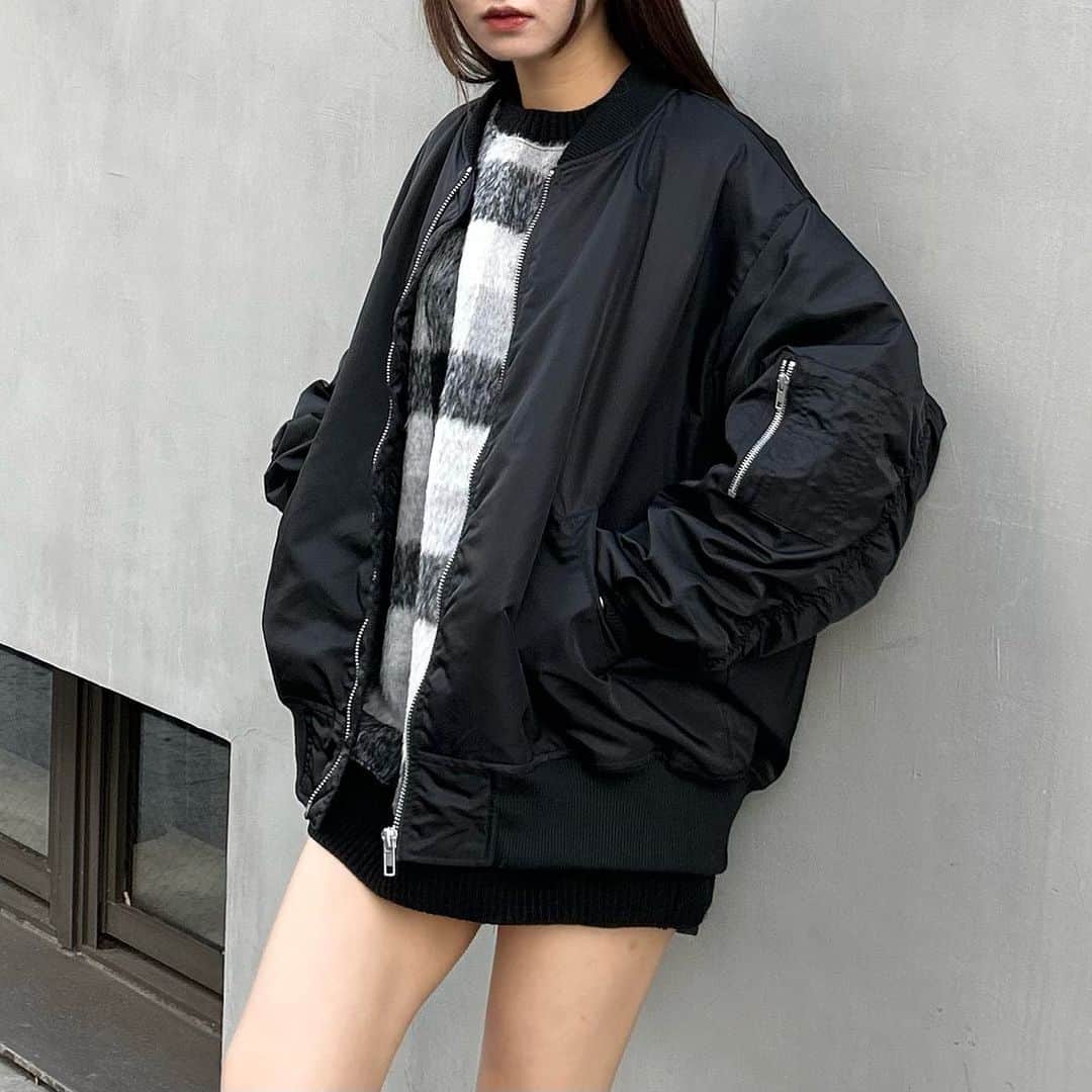 のインスタグラム：「【 pre order item 】 ⁡ ⁡ ⁡ ⁡ ⁡ ingnistore,zozotownにて先行予約受付中‼︎ (12月下旬〜1月上旬発送予定) ⁡ ⁡ #中綿入りBIG MA-1 品番:1234-400274 ¥7,590 (tax in) 3カラー ⁡ ⁡ 冬のカジュアルコーデに必須のMA-1🫶🏻 ⁡ 丈長めのゆるっとデザインなので ニットやスウェットを着込んでも◎ ⁡ 合わせるアイテムによって トレンドカジュアルにも大人カジュアルにも 着こなせる万能アイテムです♡ ⁡ 使いやすい定番カラーのカーキ・クロに加えて 今年らしいグレーの3色展開です。 ⁡  ┈┈┈┈┈┈┈┈┈┈┈┈┈┈┈┈┈ ┈┈┈┈┈┈ ⁡ ⁡ 〈INGNIコーデを大募集♡〉 @ingnistoreと#ingniコーデ のタグをつけて投稿していただいた方の中から、随時公式アカウントにてご紹介させていただきます‼︎ ⁡ #INGNI #2023aw #アウター #ジャケット #ブルゾン #ma-1 #カジュアルアウター  ⁡ ⁡ ⁡」