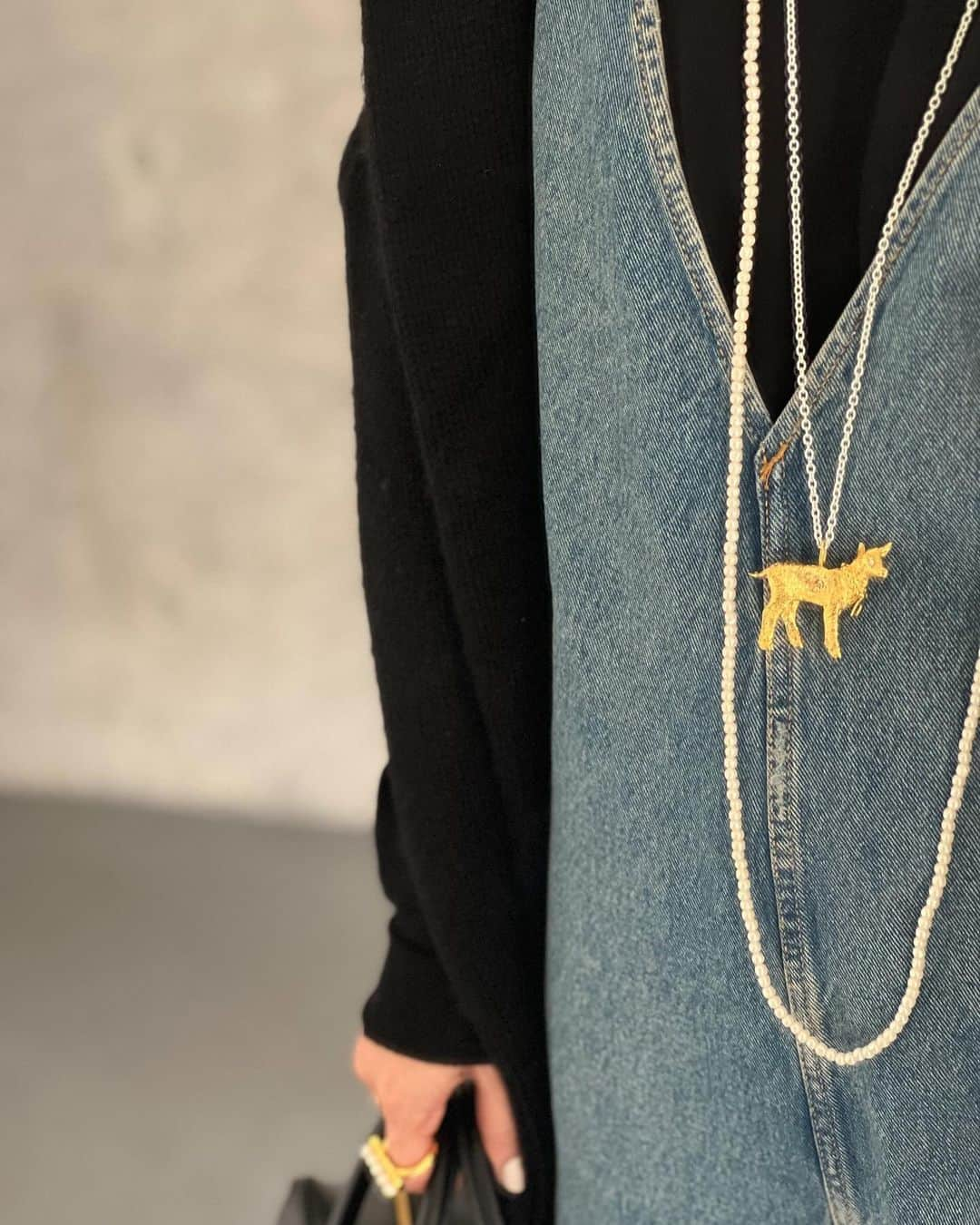 chieko6さんのインスタグラム写真 - (chieko6Instagram)「12/6 wed 21:00 new item  eme ring Yagi necklace   宝石のようにカットが美しいリングは コーディネートの主役になるアイテム。ツヤとエッジ、goldのラインが高級感に溢れています。  ヤギさんはお守りのように可愛がって欲しい。bonheur necklace を下げて目にはキラキラのジルコニアを施しました。そしてこの子、自立しますよ🐐  大人の遊び心あふれるワクワクする2アイテム。 明日12/6から新作予約開始です。」12月5日 18時55分 - chieko6