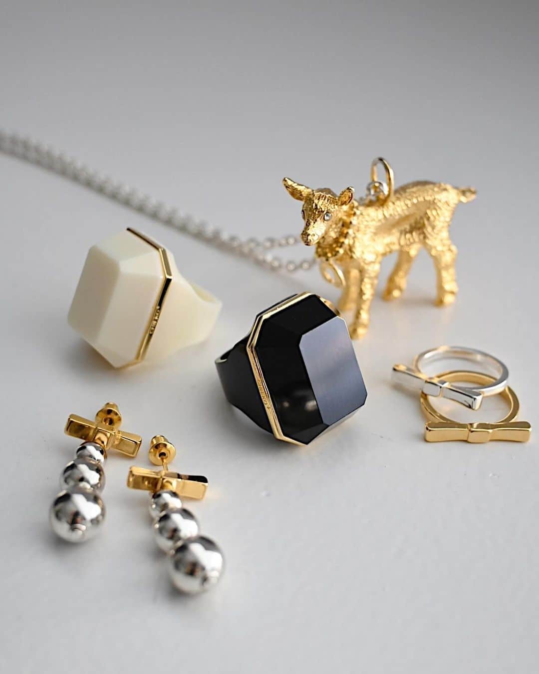 chieko6のインスタグラム：「12/6 wed 21:00 new item  eme ring Yagi necklace   宝石のようにカットが美しいリングは コーディネートの主役になるアイテム。ツヤとエッジ、goldのラインが高級感に溢れています。  ヤギさんはお守りのように可愛がって欲しい。bonheur necklace を下げて目にはキラキラのジルコニアを施しました。そしてこの子、自立しますよ🐐  大人の遊び心あふれるワクワクする2アイテム。 明日12/6から新作予約開始です。」