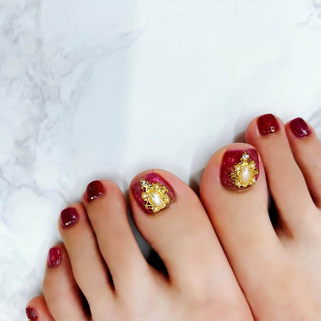 黒咲アンナさんのインスタグラム写真 - (黒咲アンナInstagram)「. . . foot nail♥️♥️♥️ . . . #黒咲アンナ #名古屋 #nagoya #錦3 #錦３丁目 #歌舞伎町 #六本木 #フットネイル #footnail #nails #ボルドーネイル #ビジューネイル  . . . .」12月5日 18時56分 - anchaaaaaan0820