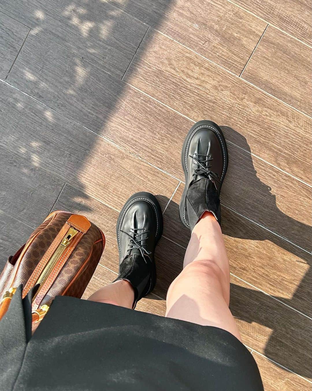 大崎佑実さんのインスタグラム写真 - (大崎佑実Instagram)「⁡ 脚がすんごい盛れるブーツ🫶🫶 年末年始東京で履くのが楽しみ🥰🎄 ⁡ boots @clolineonline  ⁡ 適度な厚底と、 ハーフブーツとショートブーツの間の 丁度いい長さがすごい脚長効果！ レースアップブーツでマニッシュな印象になりがち なところを、 スウェードの異素材が組み合わさってることで 綺麗めに履けるの🤍⛄️ 歩きやすいし最高に可愛い〜🥰 ⁡」12月5日 18時56分 - osaki_yumi