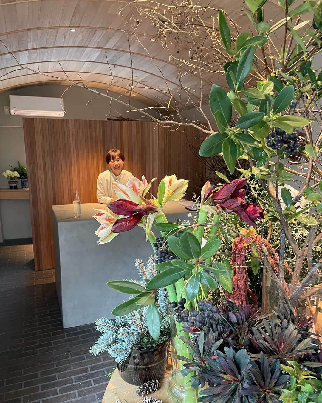 福田利之のインスタグラム：「新しくなった吉祥寺のhibi、引田さんの新刊、代官山ルーフミュージアムで打ち合わせ、wave展のキンタローさんと山口さんの素敵な絵、という火曜日です。」
