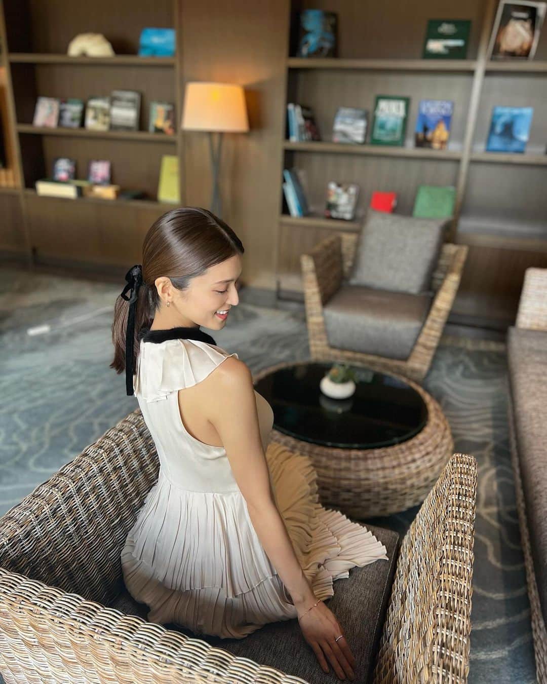 東野佑美のインスタグラム：「おでかけ🖤 ベロアリボンが可愛いんです🎀  ヘアアレンジが苦手なので笑 さっと結ぶだけで上品に魅せてくれるヘアゴムって とても有難い🥹🫶 @franceluxejapan   秋冬これから重宝しそう🤭✨ １ヶ月間どの商品でも使えるクーポンいただいたので 良かったら使ってね🤍 【flyumih】  #pr #franceluxe」