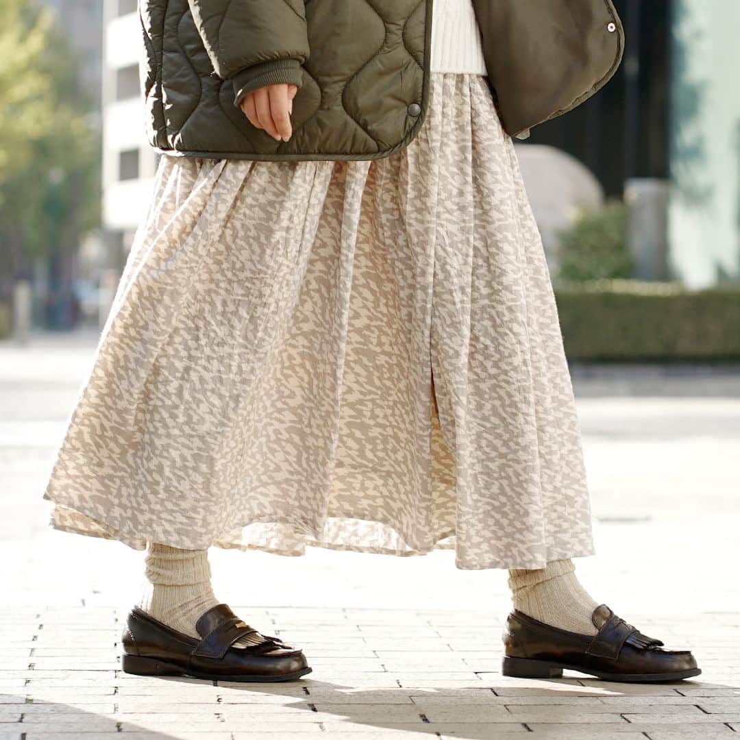 イーザッカマニアストアーズさんのインスタグラム写真 - (イーザッカマニアストアーズInstagram)「. ＼📣NEW ITEM ／  年中着たい！コーデの主役になる 総柄インド綿スカートに新柄登場🌺 冬に着る花柄…いかがでしょうか？❄♡  ふんわりとボリュームのあるシルエットが 女性らしいギャザーロングスカート。 独特のシワ感が魅力のインド綿100％を使用しているので、 年中通して着用いただけます◎  存在感のある柄が目をひくので、 シンプルなコーディネートも手抜きに見えません♪ ウエストは全面ゴムの楽ちん仕様！ 裏地もコットン素材で、直接肌に触れても快適です。  みなさんはどの柄がお好きですか？ 良ければコメントで教えてください❤  zootie（ズーティー）： セレクトファブリック インド綿 ギャザーロングスカート 🔍1900389 ¥5,990 ◎公式サイトから商品番号でチェックできます  ーーーーーーーーーーーーーーーーーーーーーーー  #ezakkamaniastores #ezakkamania_2023aw  #イーザッカマニアストアーズ #イーザッカマニア #スカート #スカートコーデ #インドコットン #エスニック #冬コーデ #冬服 #冬服コーデ #秋冬コーデ #秋冬ファッション #2023AW #23AW #20代ファッション #30代ファッション#40代ファッション #ファッション通販 #花柄スカート」12月5日 19時00分 - ezakkamania_stores