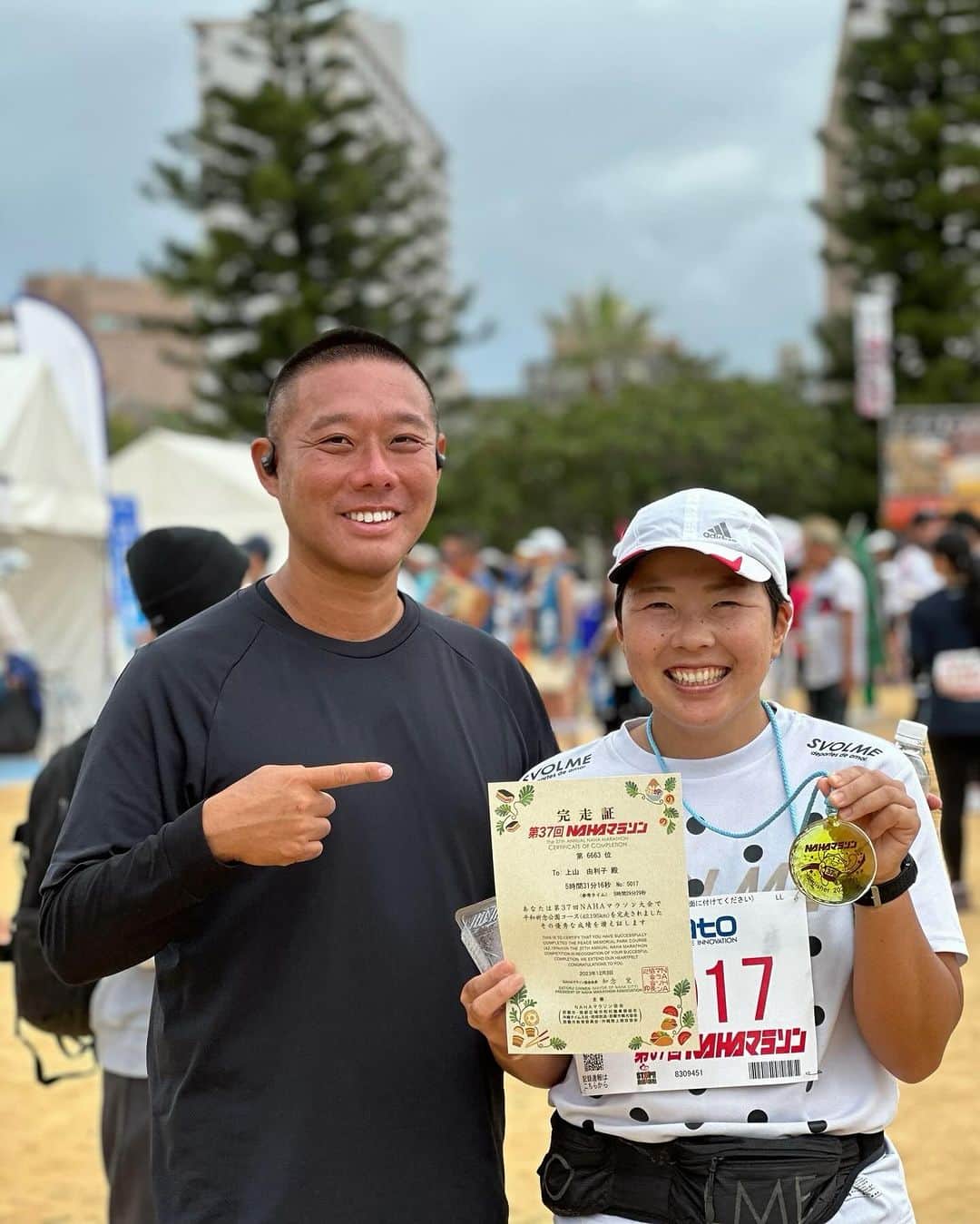 Yuri Sakuraiのインスタグラム：「先日、沖縄県で行われた 那覇マラソンに出走し、42.195kmを完走した上山選手！  決して、運動が得意ではない中で、 これまで3度のマラソンにチャレンジしてきて、 全て完走！というやり切る根性の持ち主です！  有難いことに連日お店が忙しくさせてもらっていて、 ほとんど練習する時間はなかったと思うのですが、 自分自身の新たな成長のため、 4年ぶり、4度目のフルマラソンへの チャレンジに至りました！  実は、スタートしてから1時間過ぎた10キロ地点で、 上山選手から 『足が攣ってしまって、走れなくなってしまいました。』と連絡が来ていました。  残りの距離は、32キロ。  一度攣ってしまうと繰り返してしまうことも多く、 今回はゴールすることが難しく、 リタイアしてしまうのではないかと思ってました。  しかし、彼女は諦めることなく、 沿道の方の応援の後押しや、 自分自身が積み上げてきた日々をパワーに変えて、 少しずつ足を進めて、ゴール地点まで辿り着き、 完走したのです！  フルマラソンは、運動ができる出来ないではなく、本当に自分との戦いだと思っています。 苦しい時、きつい時に、 どこまで頑張れるのか。 やり切れるのか。  自分の足でしか前に進めず、応援してくれる方はいても、自分自身でしかゴールに向かえないので、 本当に自分が出る挑戦だと思っています。  東京のカフェの立ち上げも一緒にしてきて、 気づけば15年以上の月日を共にしてきた上山選手！  出会った当初、自分に自信がなく、 髪型もファッションも隠すスタイルが 多かった上山選手ですが、  お客様や関わる方への喜んで頂きたいという 想いは人一倍あり、 喜びのために 人よりも頑張れるモチベーションを持っていて、 様々な経験をし、少しずつ時間をかけて 自信を積み上げてきて、 今まで何度もミラクルを起こしてきました！  自信は、 自分が積み上げた日々でしか持つことができない分、 手に入れることが簡単ではないですが、 手に入れることができるとかけがえのないものに なると思っています！  オープン当初は、 自分たちのお店をお客様に 選んでいただくことができず、 先の見えない苦しい日々を過ごしていましたが、 小さなMK CAFEという場所から、 どんな場所でも活躍できる人になって欲しい！ という思いを持って仲間たちと関わり、 こうして壁を越えて成長する姿を見ることができ、 めちゃめちゃ嬉しいです！  上山選手！お疲れさまでした！ 今後の活躍も楽しみにしています！  #mkcafe#鯖バーガー#鯖#沖縄#ウミカジテラス #瀬長島#沖縄人気スポット#沖縄観光#沖縄カフェ #沖縄グルメ#沖縄南部#沖縄南部カフェ#okinawa#okinawajapan#okinawalife #okinawafood#hamburger#family」