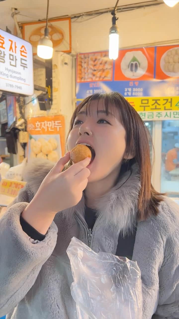 江頭ひなたのインスタグラム：「korea travel. I ate sticky donuts at a stall in Namdaemun.  韓国旅行🇰🇷南大門の屋台で、もちもちのモチボール？みたいなやつ食べたー！味はノーマルと餡子があったよ😊揚げパンの丸くてモチモチバージョン、みたいな感じ！！ これ好きだった❤️  #南大門 #韓国 #韓国旅行 #海外旅行 #女子旅 #korea #seoul #ソウル #koreatravel #남대문 #서울 #한국여행」