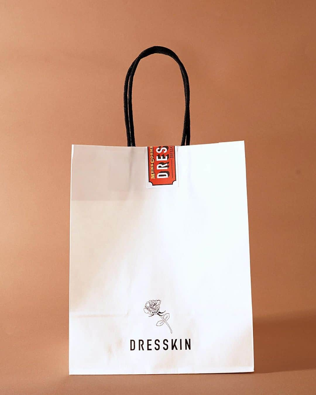 DRESSKINさんのインスタグラム写真 - (DRESSKINInstagram)「【送料&ギフトバッグ無料】 いつもDRESSKINをご利用いただきありがとうございます。日頃の感謝を込めまして、クリスマス送料無料キャンペーンを開催！  < 概要 > 5,000円（税込）以上のご購入で全品送料無料に！ 期間内なら何度でも送料無料となります。 そして今ならギフトバッグも無料！ この機会に気になっていたアイテムをまとめてGET！  < キャンペーン期間 > 2023年12月5日19:00～12月25日23:59　　  #ドレスキン」12月5日 19時10分 - dresskin_official