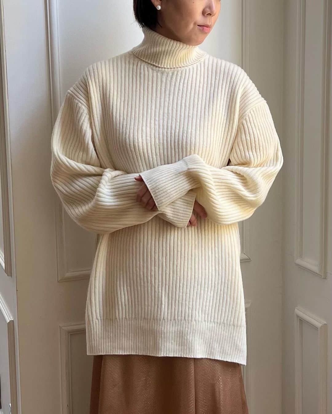 GREED TOKYO STOREのインスタグラム：「Greed International  "Cashmere Lambs High Neck Big Sweater in Off White"  最近お求めの方が増えている オフホワイトのカシミヤラムハイネックセーター  ハイネックと袖の部分には綺麗に倒れるよう マルロン糸という細くて伸びる糸を入れているので 沢山着用いただいてもよれにくく長くご愛用頂ける一枚です 肌触りの良い生地にふわりとした軽さと暖かさを 是非お楽しみください  #greedinternational #bedandbreakfastqualityoflife #greedtokyo #greedfukuoka #knit#cashmere#highneck#ootd#fashion#seasonless  #グリード #グリードトウキョウ #グリードインターナショナル#ニット#ハイネック#カシミヤニット#冬コーデ#シーズンレス」