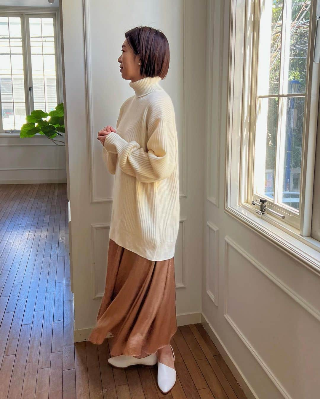 GREED TOKYO STOREさんのインスタグラム写真 - (GREED TOKYO STOREInstagram)「Greed International  "Cashmere Lambs High Neck Big Sweater in Off White"  最近お求めの方が増えている オフホワイトのカシミヤラムハイネックセーター  ハイネックと袖の部分には綺麗に倒れるよう マルロン糸という細くて伸びる糸を入れているので 沢山着用いただいてもよれにくく長くご愛用頂ける一枚です 肌触りの良い生地にふわりとした軽さと暖かさを 是非お楽しみください  #greedinternational #bedandbreakfastqualityoflife #greedtokyo #greedfukuoka #knit#cashmere#highneck#ootd#fashion#seasonless  #グリード #グリードトウキョウ #グリードインターナショナル#ニット#ハイネック#カシミヤニット#冬コーデ#シーズンレス」12月5日 19時03分 - greed_tokyo