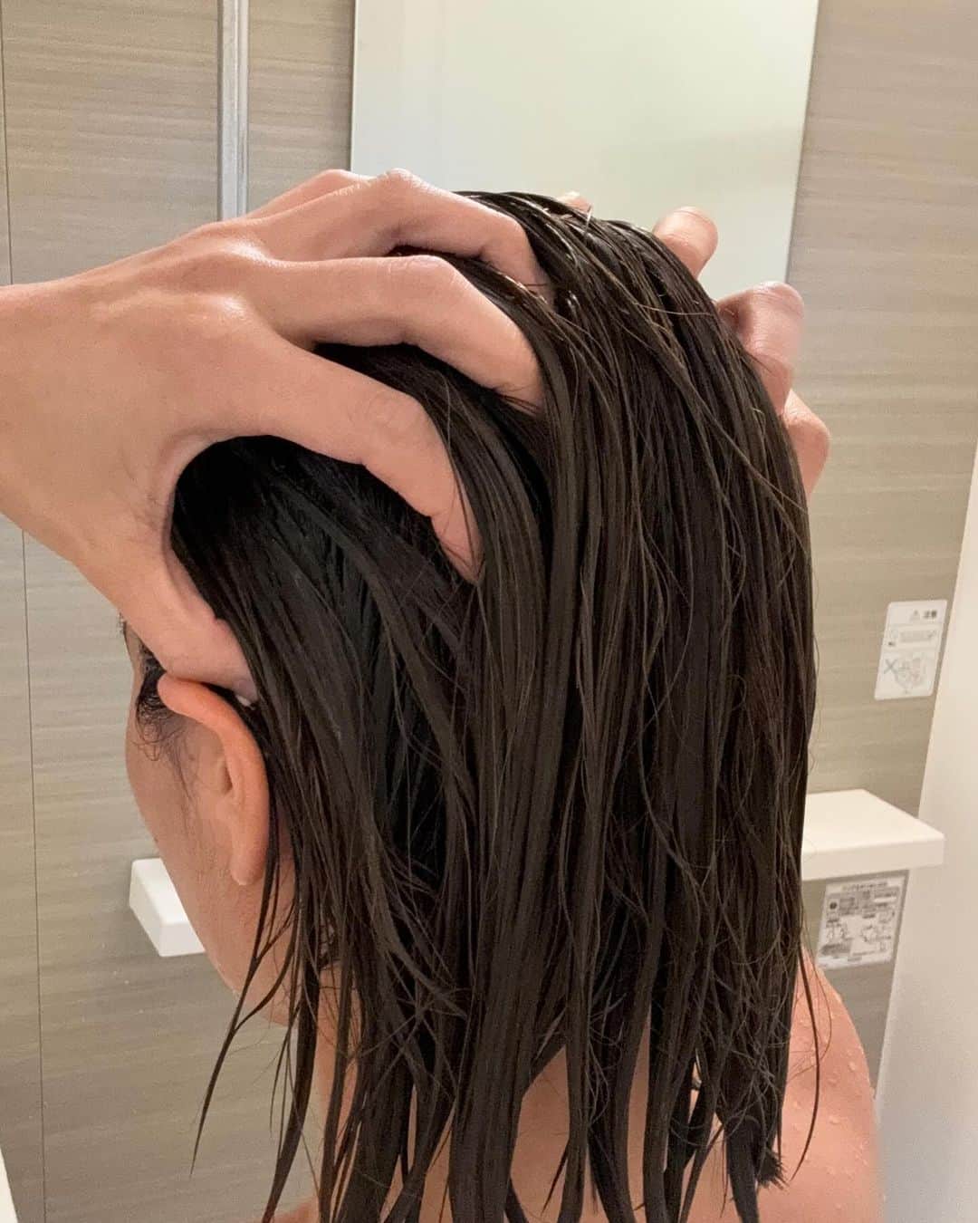 山口厚子さんのインスタグラム写真 - (山口厚子Instagram)「@ines_official_jp から新発売の​ ‘’ines クリームセラム クレンズ‘’​ これ1本でトリートメントいらず、頭皮も髪もケアできる今イチオシのクリームシャンプー。​ 泡立たないから最初はちゃんと洗えてるのかドキドキでしたが、使うたびに使用感のトリコに。​ 汚れを落としながら仕上がりは想像以上に髪をしっとりまとめてくれるの。​ いまでは旅先や出張でもどこに行くにも持ち歩いてます！笑​ ​ 香りはホワイトジャスミン&ゼラニウムの香りでまるで美容室にいるような感覚に。​ いつものバスタイムが贅沢な時間になりました。​ ​ これまで花王様(イネス)主催の座談会に3回にわたって参加させて頂きました。​ 普段なかなか聞けない知識や商品のこだわりや作り手の想いを生で聞くことができ、実際にホームケアで実践していくなかで座談会に参加する前と後では意識的に髪や頭皮を丁寧にケアするようになり座談会を通してイネスに出会えてよかったと実感しました。​ ​ 12/10(日)までamazonで使える、ines クリームセラム クレンズが20%オフになるクーポンコードをいただきました！​  この投稿を見ていただいた方限定なので、ぜひチェックしてね♡​  クーポンコード：INS20​  ​ #PR #ines #イネス #inesbeauty #保湿美容シャンプー #クリームシャンプー #ヘアケア #hair」12月5日 19時04分 - atu_yaman