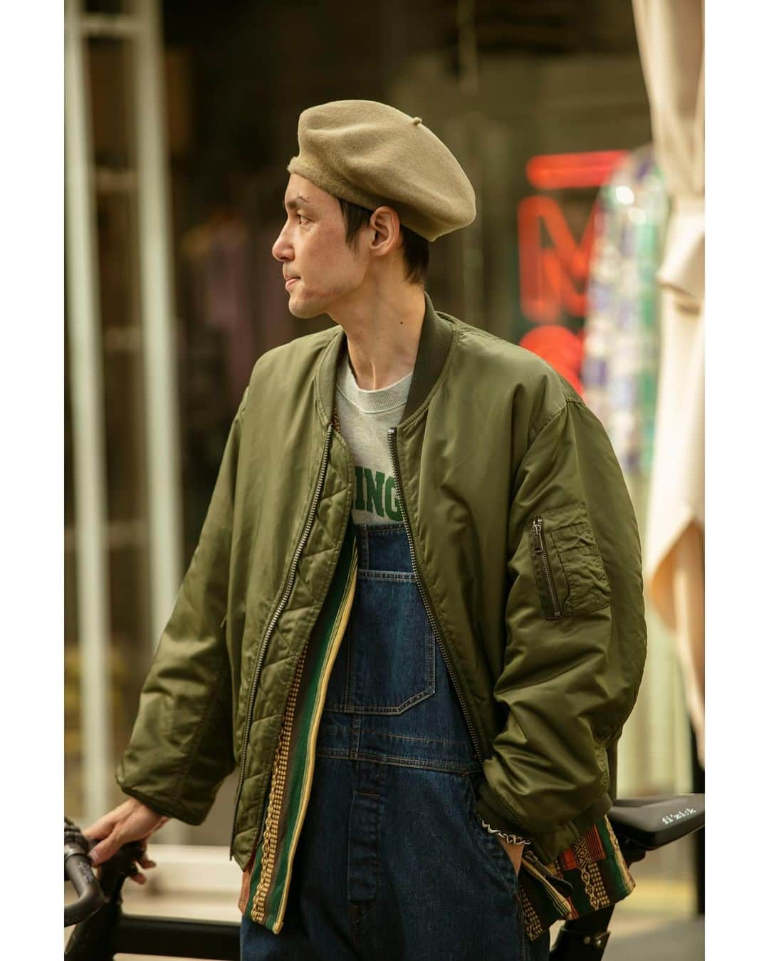 ジョンブルのインスタグラム：「⁡ JOHNBULL STAFF STYLE TOP KHAKI編 ⁡ 2023年秋冬に始動した【TOP KHAKI】はすでに店頭でご覧いただきましたでしょうか。【TOP KHAKI】は 普遍的でありながら、時代に合わせてアップデートされたいまの気分にそっと寄り添う、JOHNBULL が開発したミリタリー特化型ブランドです。 ⁡ 今回はJOHNBULL表参道店のショップスタッフに、自分らしく【TOP KHAKI】を着こなしてもらいました。 ⁡ ⁡ Collection, curated by JOHNBULL. A a result of our thorough research and study of military garments. ⁡ ⁡ TOP KHAKI（トップカーキ）は JOHNBULL が開発する、ミリタリーに特化したブランド。 ミリタリーアイテムの佇まい、オーバーサイズシルエットの雰囲気をそのままに、今着たいミリタリーにアレンジ。 古着の雰囲気を最大限に出すために、本物を解体・研究してのプロダクトです。 説明書の無いモノづくりで、説明不要のミリタリーを提案していきます。 ⁡ ⁡ STYLING3 ⁡ JACKET lot.TK233L02/￥24,200 tax in （TOP KHAKI) TOP lot.JL233C10/￥13,200 tax in  VEST lot.JY233L07/￥29,700 tax in (DENIM DELIGHT DAYS) OVERALL lot.JY233P05/￥29,700 tax in (DENIM DELIGHT DAYS) ⁡ ⁡ -ずばり、ミリタリーアウターとはワードローブのどんな存在？ ⁡ MA1もN3Bも、今シーズン【TOP KHAKI】で展開したミリタリーアイテムは、ずっと変わらない不変のアイテム。サイズ感や着こなしでのトレンドはあるけれど、長く愛用できる安心感のある存在だと思います。きっと10年後も着られますよね、ワードローブに必ずいて欲しいそんな魅力的な存在です。 ⁡ ⁡ ⁡ #JOHNBULL #TOPKHAKI #ミリタリー #MA1 #STAFFSTYLE」