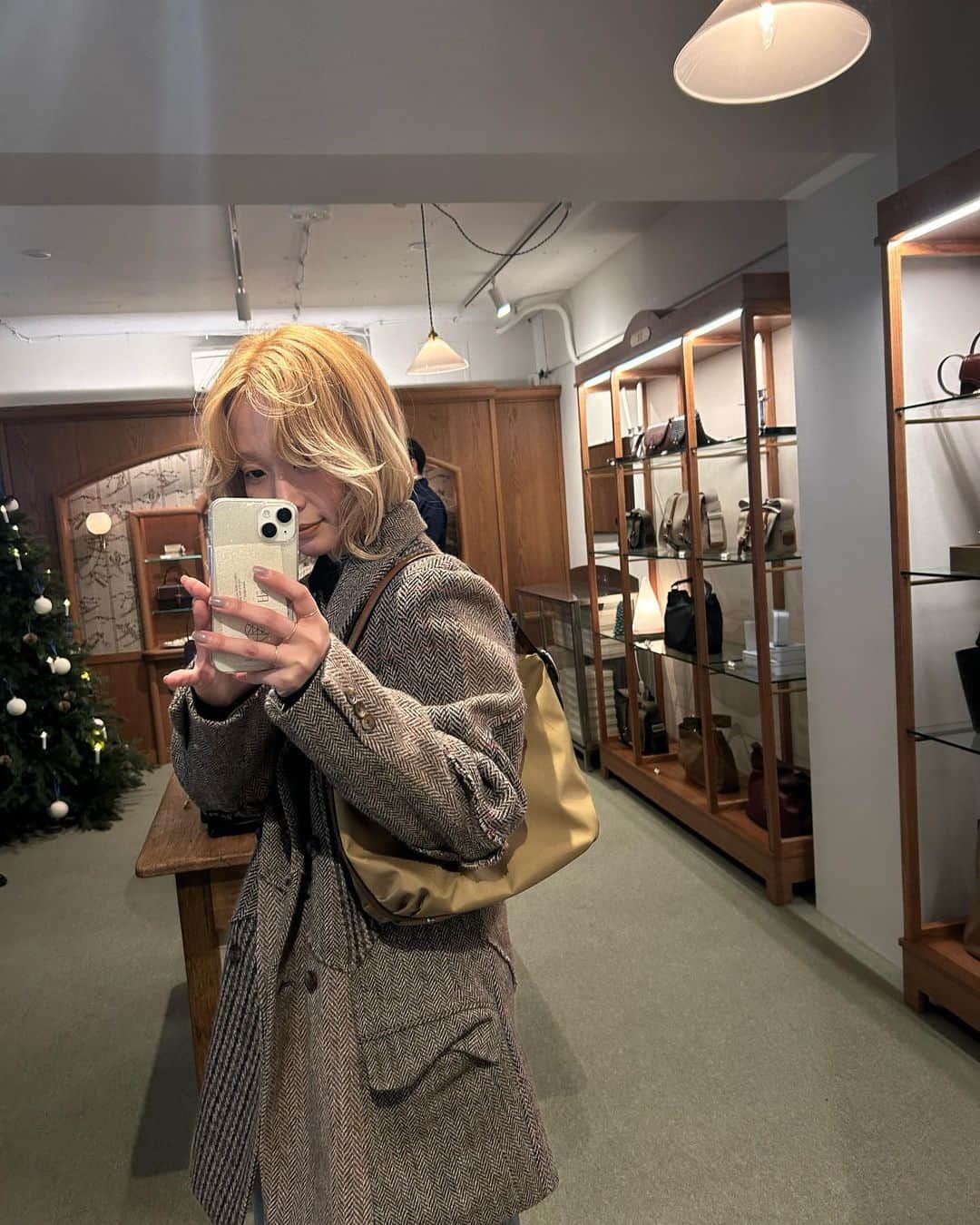 柴田紗希さんのインスタグラム写真 - (柴田紗希Instagram)「とてもかわいいpopupへ、、、✨ @toutyest 🎄🧳 韓国発の「TOUTYEST」 bagたちはもちろん店内もすごく可愛くて popupだとは思えない世界観でした。 クリスマスシーズンにぴったりだったなぁ♡ 12月22日金曜日まで zero base表参道でやっているので 気になる方ぜひ、立ち寄ってみてね。  #pr #toutyest」12月5日 19時05分 - shibasaaki