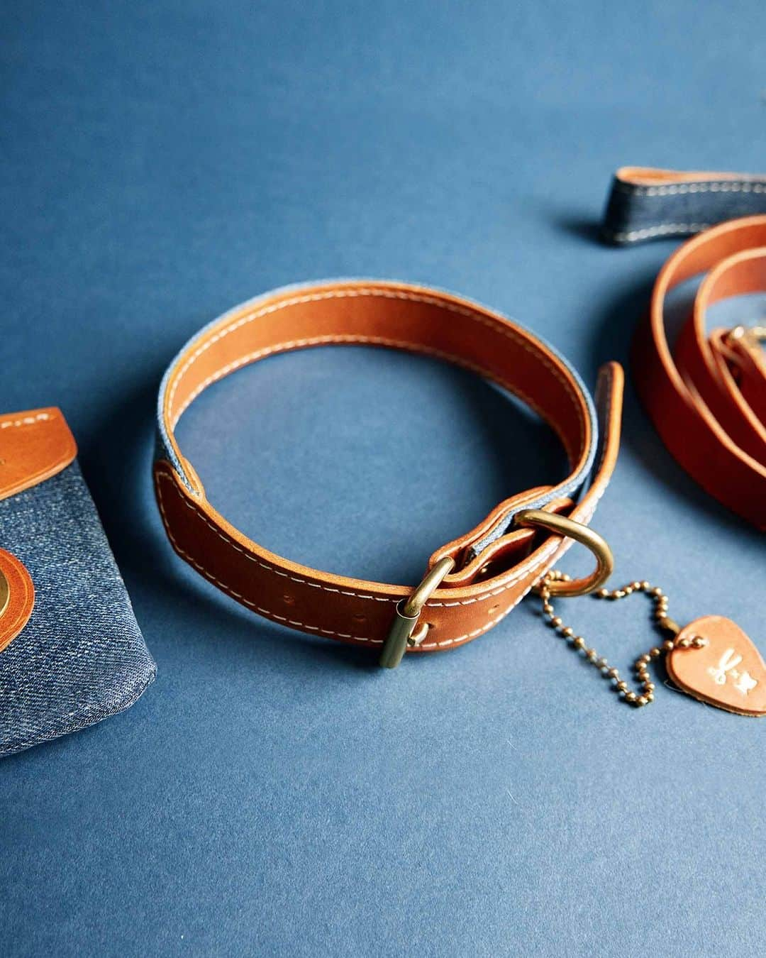 デンハムさんのインスタグラム写真 - (デンハムInstagram)「Know a dog that loves walkies? The @denham leash is the perfect gift. Crafted from leather and denim, and available in three colours.⁠ ⁠ All proceeds from your purchase will be directed to the Amsterdam Animal Shelter @doa_amsterdam, helping their animals receive the care they need.」12月5日 19時11分 - denhamthejeanmaker