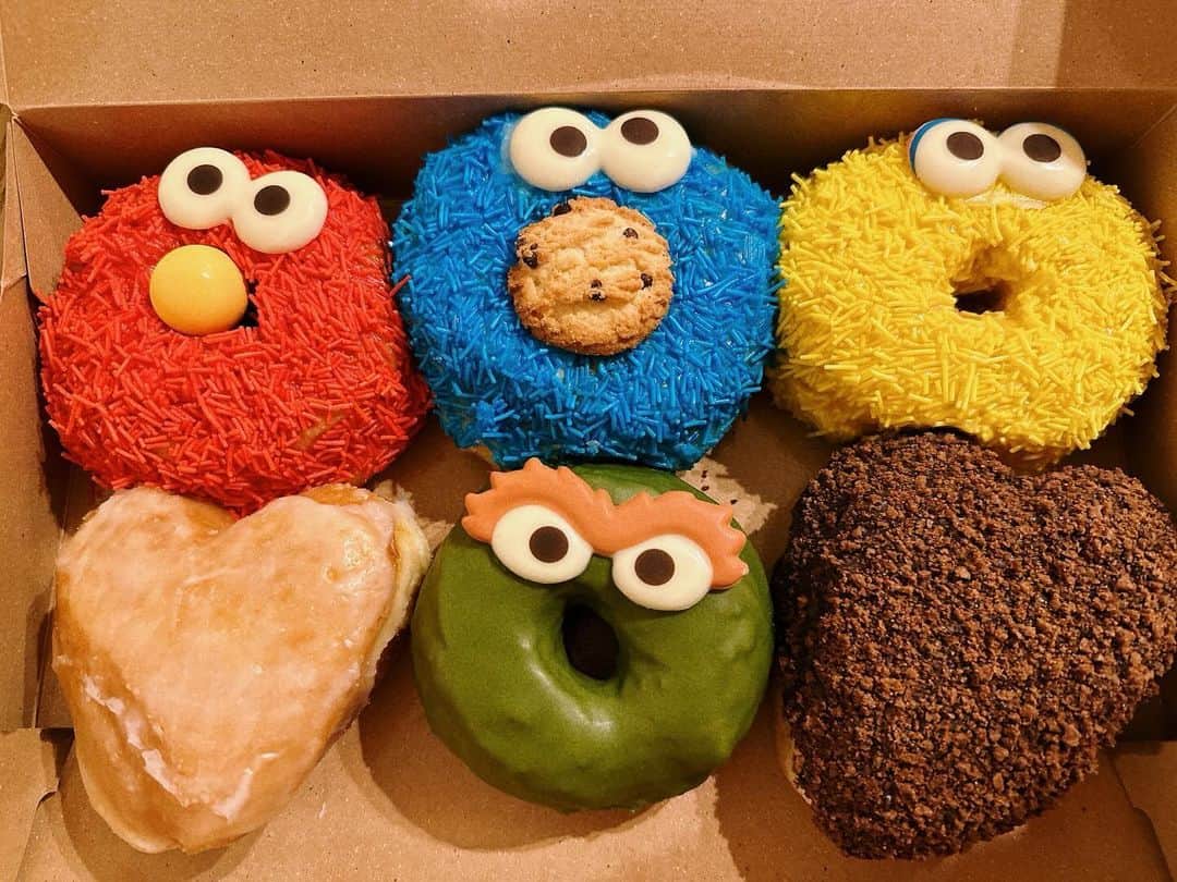Shizukaのインスタグラム：「@sesamestreetmarket   私の小さい頃の英語の先生達。 ドーナツが可愛すぎ🍩  #DreamShizuka #sesamistreet  #sesamistreetmarket」