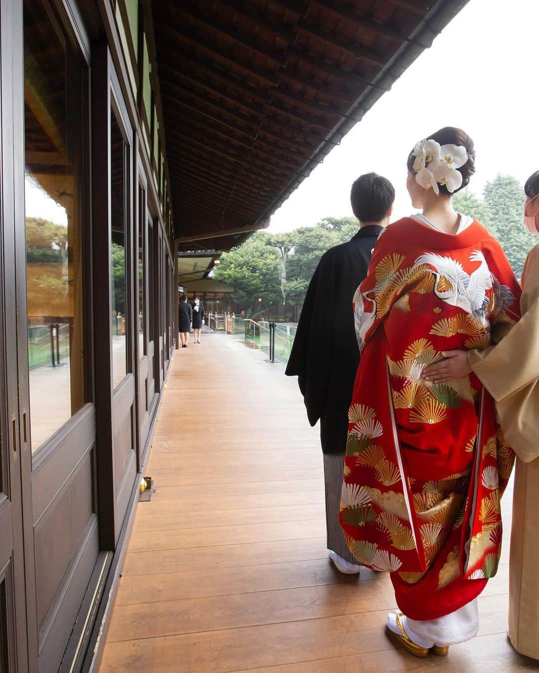 関絵理子さんのインスタグラム写真 - (関絵理子Instagram)「⛩️✨  3年前の今日は🫶結婚式 今日みたいな曇り空で有難い日でした🤍  今年は載せていなかった色打掛写真を✨  色打掛は明治記念館にてレンタルしました。まずは着ようかどうか迷ってたくさん試着して決めました＾＾ 結果、着ることが出来て良かったです✨  これから挙式する方の参考になるかなとヘアスタイルと会場の雰囲気、お花も載せています💐✨  @meiji_kinenkan_official  #エミール  ・ ・ ・  #結婚式 #家族結婚式 #打掛 #打掛ヘア #着物ヘア #着物 #明治記念館披露宴 #花嫁ヘアスタイル #花嫁準備 #結婚式レポ  #お色直し #お色直しヘア #色打掛ヘア #和装ヘア #和装結婚式 #和装ヘアアレンジ #卒花嫁レポ」12月5日 19時19分 - erikopanda