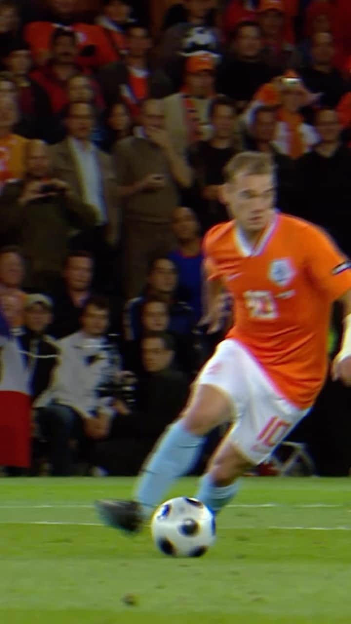 サッカー オランダ代表チームのインスタグラム：「That Sneijder strike against France at EURO 2008 🟠🔥  #EURO2024」