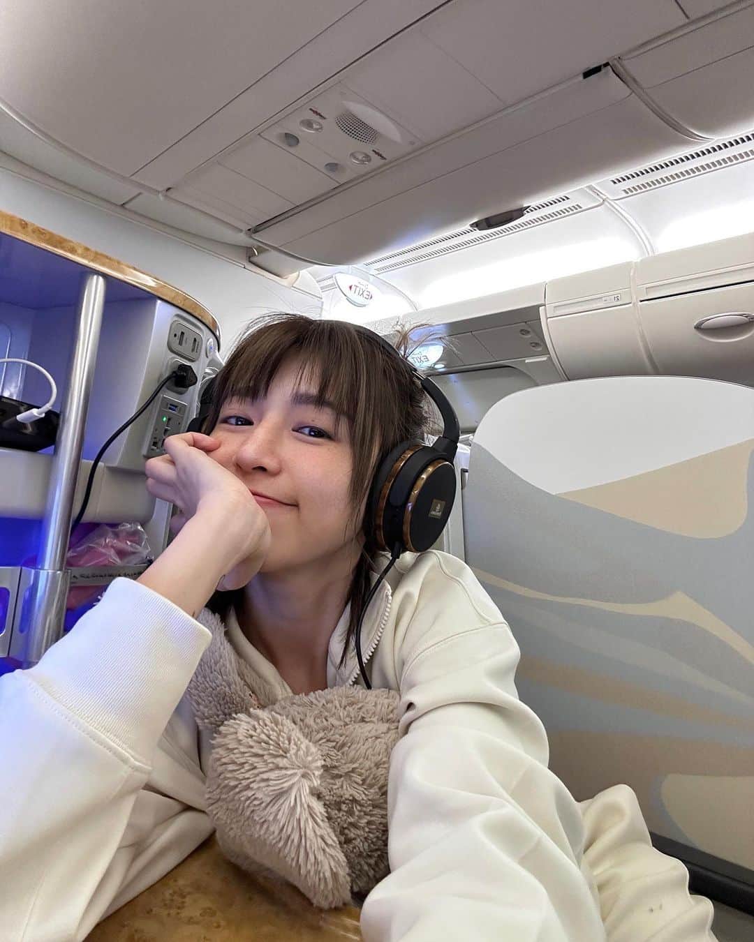 Miko Wongのインスタグラム：「回家的感覺真好 🇲🇾❤️  在外工作了兩個月 思鄉情緒kawkaw 一下機看到熟悉的東西嘴角會不自覺的上揚   長途機補眠睡飽睡夠了  回來繼續搬磚 我愛工作，工作愛我🫡🫡🫡  在機上追了八集的《此時此刻》 第一集就破防了 每一集的故事都有感動點 淚點低的我就這樣連哭了六集 真的是眼都腫晒😂」