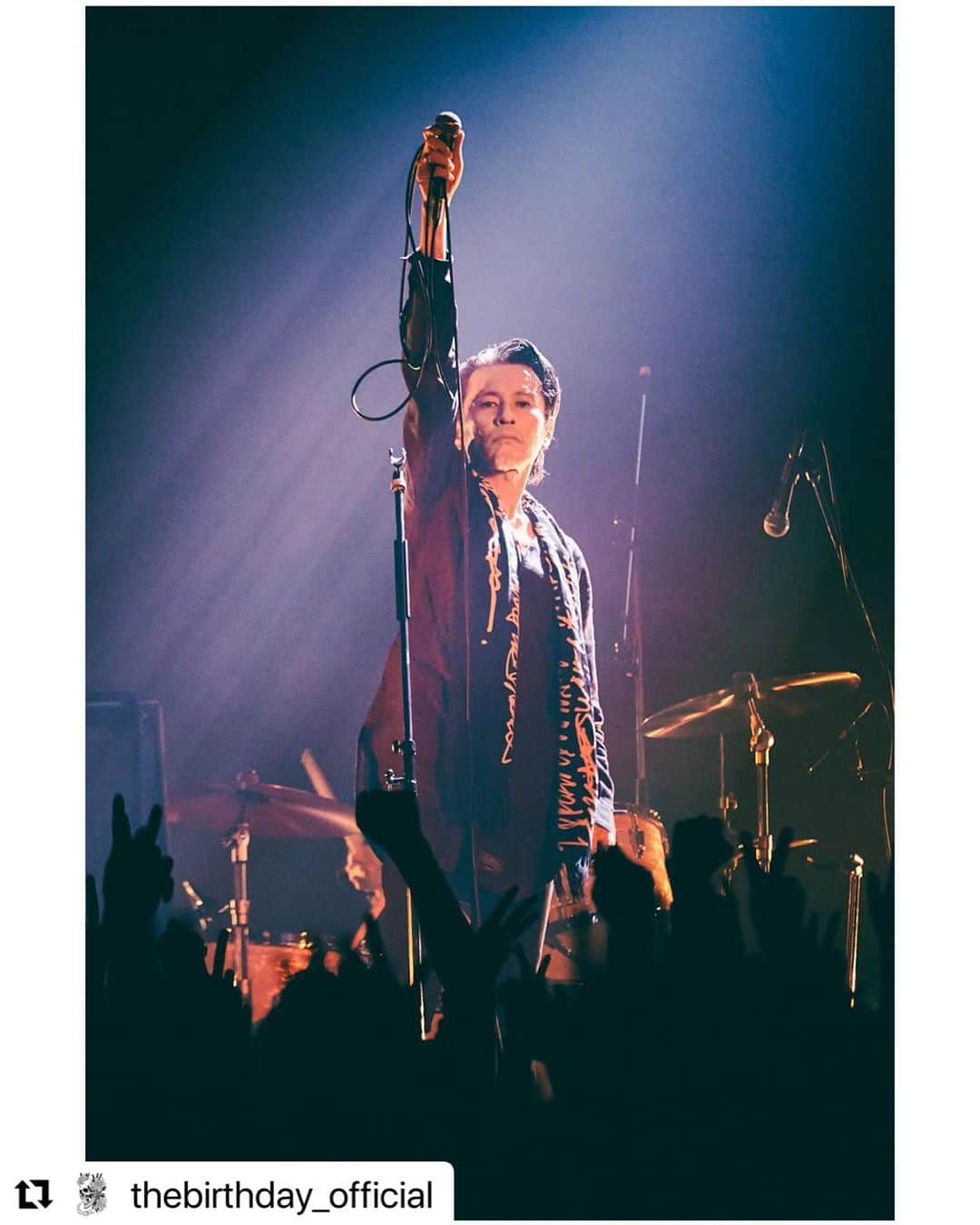 宮島三郎のインスタグラム：「初めてチバさんに会った時、自分が吸っているタバコを見てラッキー吸ってんじゃんと笑顔で話しかけてくれた。 今はうまく言葉が出てこないけど、チバさんはずっと憧れのロックスターです。 また一緒に酒飲みたいです、ありがとうございました  #Repost @thebirthday_official with @use.repost ・・・ チバユウスケに関しての大切なご報告  かねてより回復に向けて懸命の治療を続けてまいりましたが、思い叶わず2023年11月26日に家族に見守られ穏やかに息を引き取りました。  静かに見送りたいとのご意向により、親族とメンバーで葬儀を執り行いました。  春先の療養のご報告から約半年、たくさんの心強く温かい励ましのお言葉をいただき、静かに見守っていただいたことに感謝いたします。  お別れの会を設けさせていただきたく、準備を進めてまいります。  こちらに関しましてはあらためてご案内させていただきます。  チバユウスケへの数々の大いなる御支援に深く感謝申し上げます。  株式会社ベイス ユニバーサルミュージック合同会社 The Birthday  クハラカズユキ , フジイケンジ , ヒライハルキ  Photograph by @shimboyuki  #thebirthday」