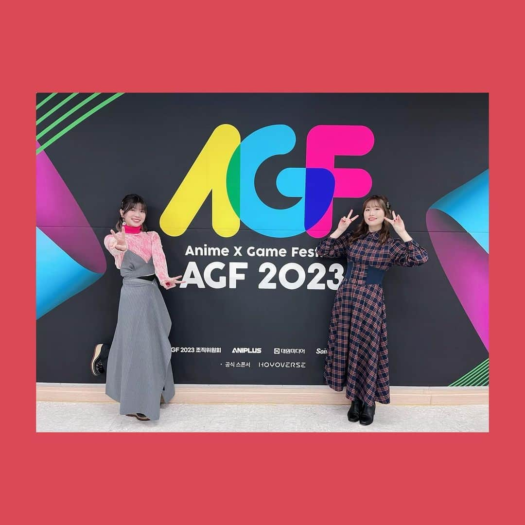 青山吉能のインスタグラム：「#1203 🇰🇷🎸 ・ あんにょん 先日は #AGF_KOREA_2023 に出演いたしました。 人生初の韓国！！！！ カルグクスにケランパンにクロッフルにクッパにサムギョプサルに……(全部写真ない)(信じられない) とにかくたっくさん美味しいものを食べました🤤 ・ ・ 韓国のぼざろファンの皆さまには なんだか、やっと会えた！という気持ちがすごく強くて感慨深かったです。 韓国でも劇場総集編上映されると聞いてさらに嬉しい😽🫶 ・ そして育美さんの初海外にわたしがいて勝手に嬉しいよ！ 最後のはおれが載せたい育美🎤 ・ 皆さんカムサハムニダでした！ ・ ・ ・ #외톨이_THE_ROCK #ぼっち・ざ・ろっく #長谷川育美 #青山吉能 #帰ったら靴の底抜けてた #ナキナキナキナキ #修理します」