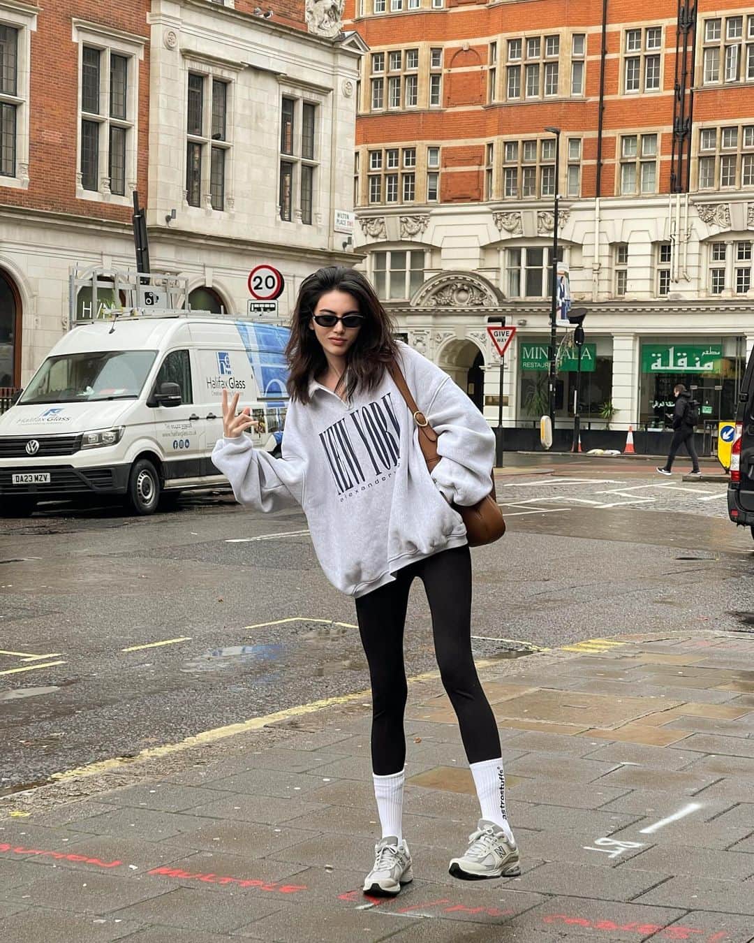 マイ・ダーウィカーのインスタグラム：「🤪5วัน2ประเทศ ทริปนี้โหดมากด้วยอากาศและใหม่ก็ดันมาอาหารเป็นพิษเป็นครั้งแรกที่ต้องให้หมอมาฉีดยาก่อนทำงานที่ต่างประเทศ สู้สุดใจงับต้องได้รูปไปฝากแฟนๆ ฝากติดตามวันที่ 6,7นี้ด้วยน้าทุกคน ❤️🥺」