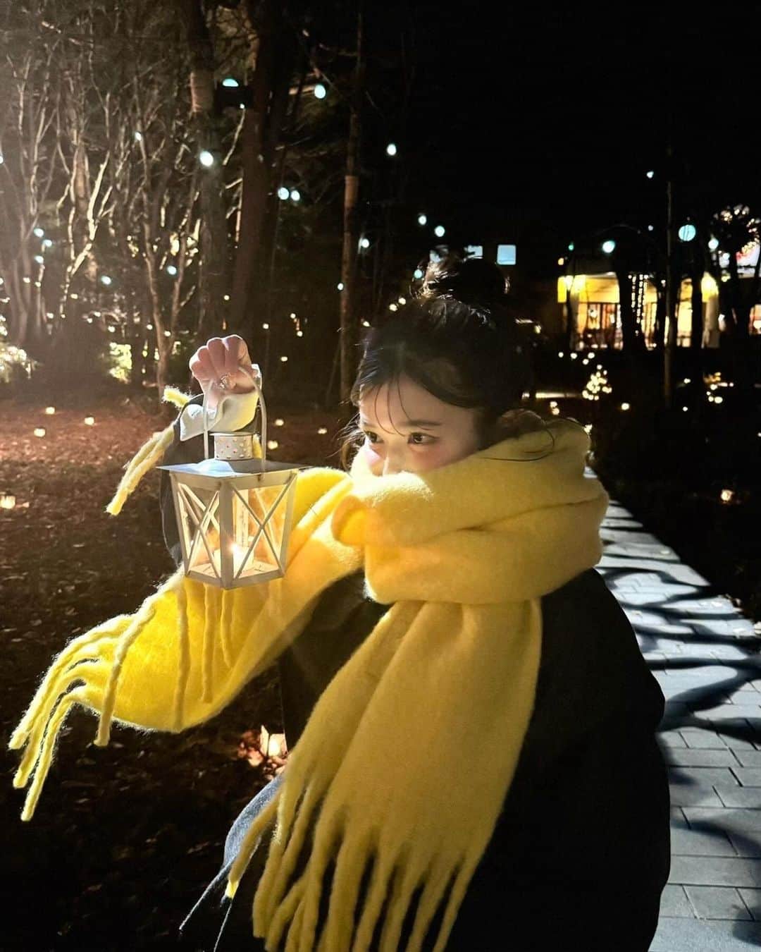きぬのインスタグラム：「軽井沢高原教会 星降る森のクリスマス 2023 いってきた〜❄️🎄🎄     もうあたり一面ぴかぴかで、めちゃくちゃ素敵だった〜〜！！すごい大きいクリスマスツリーもあって、ここ大切な人といっしょにいきたいな〜て思ったよ☺️   25日までやってるみたいだからぜひ行ってみてね     #PR #軽井沢高原教会　 #軽井沢　 #クリスマス　 #イルミネーション #クリスマスデート」