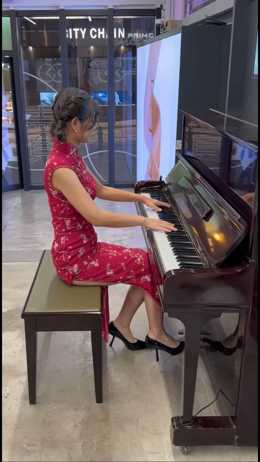 益田恵梨菜のインスタグラム：「. セントラルマーケットにピアノがあったので♪♪ . #香港 #セントラル #メープルリーフラグ #なんかフィルターかけちゃったみたいなので #あげ直しました #コメント下さった方 #すみません」