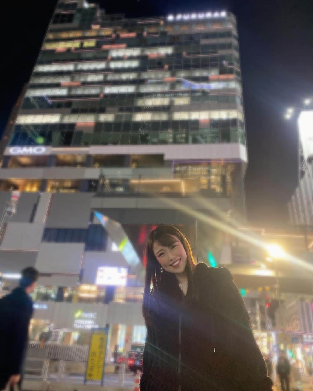 道岡桃子のインスタグラム：「夜遊び⁉️  久しぶりに渋谷へ✨  顔赤い🥰  同期アナが撮ってくれました📸」