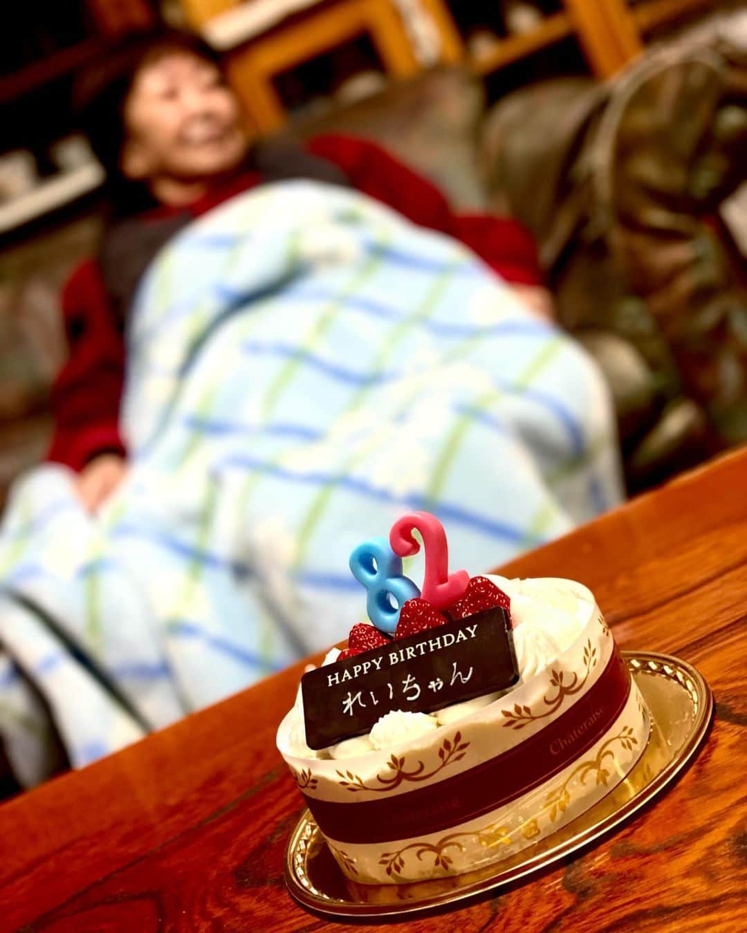 ゆしんのインスタグラム：「． 11/30は愛しすぎるばあちゃん82歳のお誕生日。 外出許可を頂けた当日に母と秋田へ。 沢山美味しい物を食べて、これでもかと笑い、寒い部屋で震えながら川の字で寝て、家族水入らずの時間を過ごしました。 会った瞬間に少し照れてるばあちゃん。 ばあちゃんばあちゃんってしつこく呼ぶと 真顔で母に私を「殺れ」って言うばあちゃん。 今日も綺麗だねと言うと 「当たり前。決まってることそれは」と言うばあちゃん。 孫だよと伝えると「嘘っ⁉︎」と本気で驚くばあちゃん。 うるさい孫にずっと付き合ってくれてたので… 帰る日はソファーでずっと寝ていたばあちゃん。 お別れの時、少し寂しそうな背中だったばあちゃん。  お誕生日おめでとう。 まだまだ長生きしてね👵🏻✨  時間は平等に与えられてるけれど その時間には限りがある。 大切な人に会いたい時は会いに行って沢山気持ちを伝えてね！」