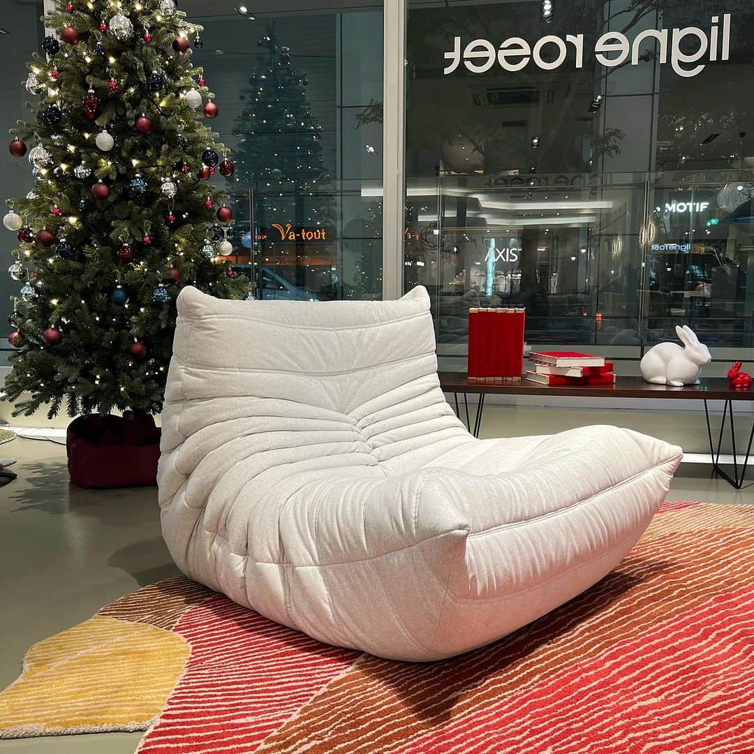 ligne roset shopのインスタグラム：「【ROSETTogo】 ロゼトーゴ50th記念生地DENDENのWHITEを張っています。11月に追加された新色で、真っ白なトーゴをお探しの方におすすめです☺️ 今年もあっという間に12月。六本木の街もクリスマスムードが漂い、賑やかになってきました🎄✨  【ROSETTogo 1P】 張地：DENDEN WH サイズ :  W870 * D1020 * H700 * SH380(mm)  #ligneroset #lignerosettokyo #interior #furniture #myligneroset #rosettogo #リーンロゼ #リーンロゼ東京 #インテリア #家具 #リーンロゼのある暮らし  @ligneroset_jp」