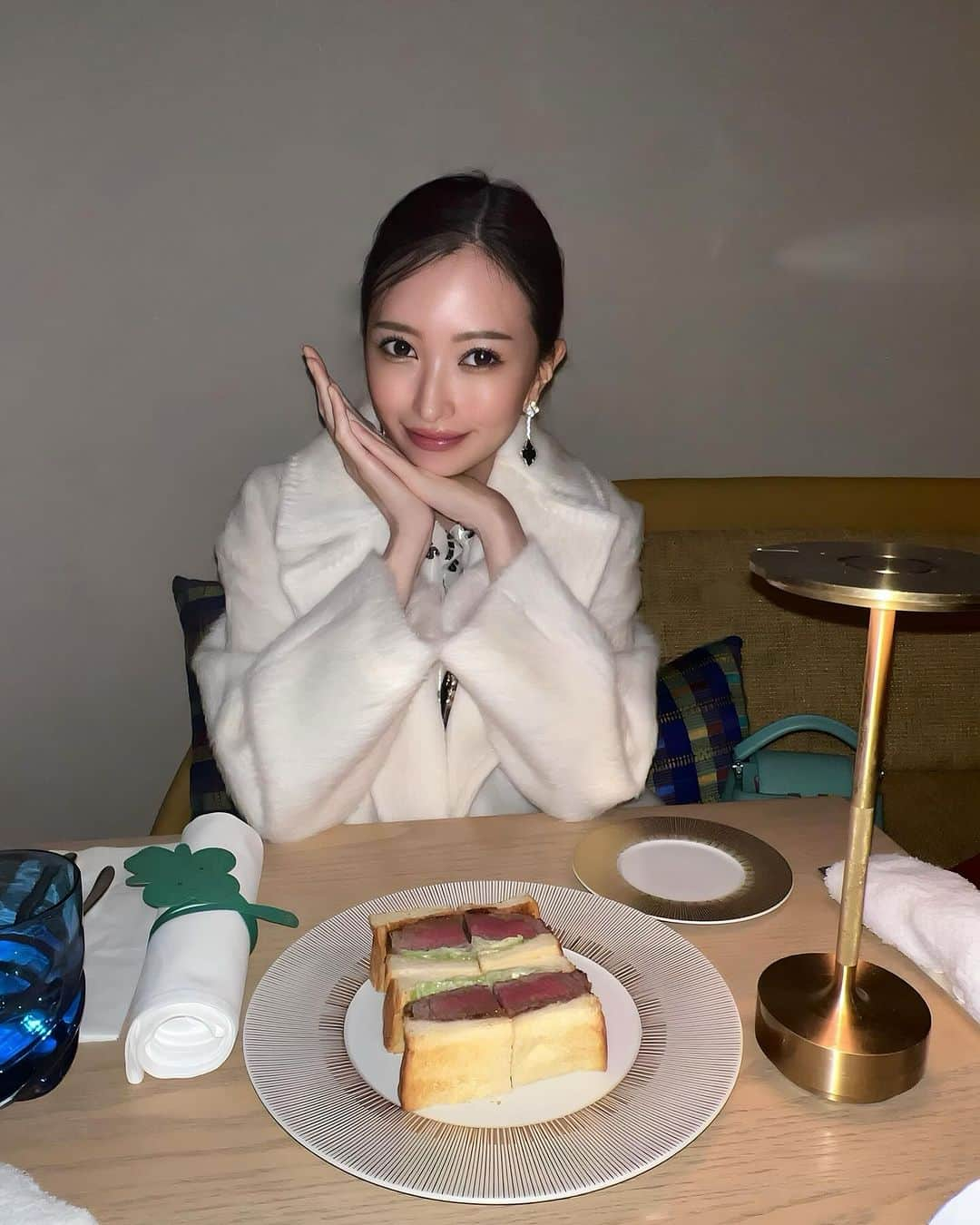 小川真葵さんのインスタグラム写真 - (小川真葵Instagram)「ヴィトンカフェでディナーとデザート🌙 ・1日5食限定 乃がみの食パンを使ったサンドウィッチ ・ハンバーグ ・モンブラン ・チョコレートケーキ ・みかんジュース ・季節のフルーツジュース(でこぽん)  美味しかった😍❤️❤️❤️  #lecafev  #sugalabov  #louisvuitton  #心斎橋グルメ  #心斎橋カフェ  #大阪グルメ  #大阪カフェ  #osaka」12月5日 19時28分 - aoi1002_