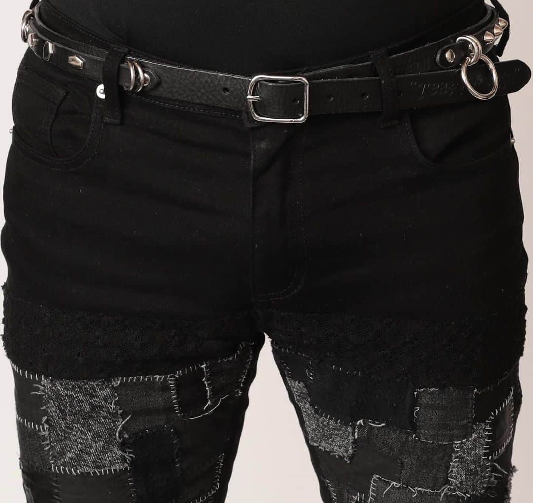 白鳥雪之丞のインスタグラム：「TEARS OF SWAN×VACANt-STUDS D CAN LEATHER BELT ¥25.000(tax in)  ハンドメイドレザーギアブランドVACANt×Tears of Swanのコラボレーションアイテム  D  CAN BELTにSTUDS加工を施した特注アイテムになります!!  明日からの西武池袋店頭、official webshopにてオーダー開始ですので宜しくお願い致します!!  https://tears-of-swan.shop-pro.jp/?pid=178470990  (受注生産、オーダー頂いてから2週間後の発送です)  @tears_of_swan  #tearsofswan  @vacant_zcco  #VACANt #studsbelt #belt #studs」