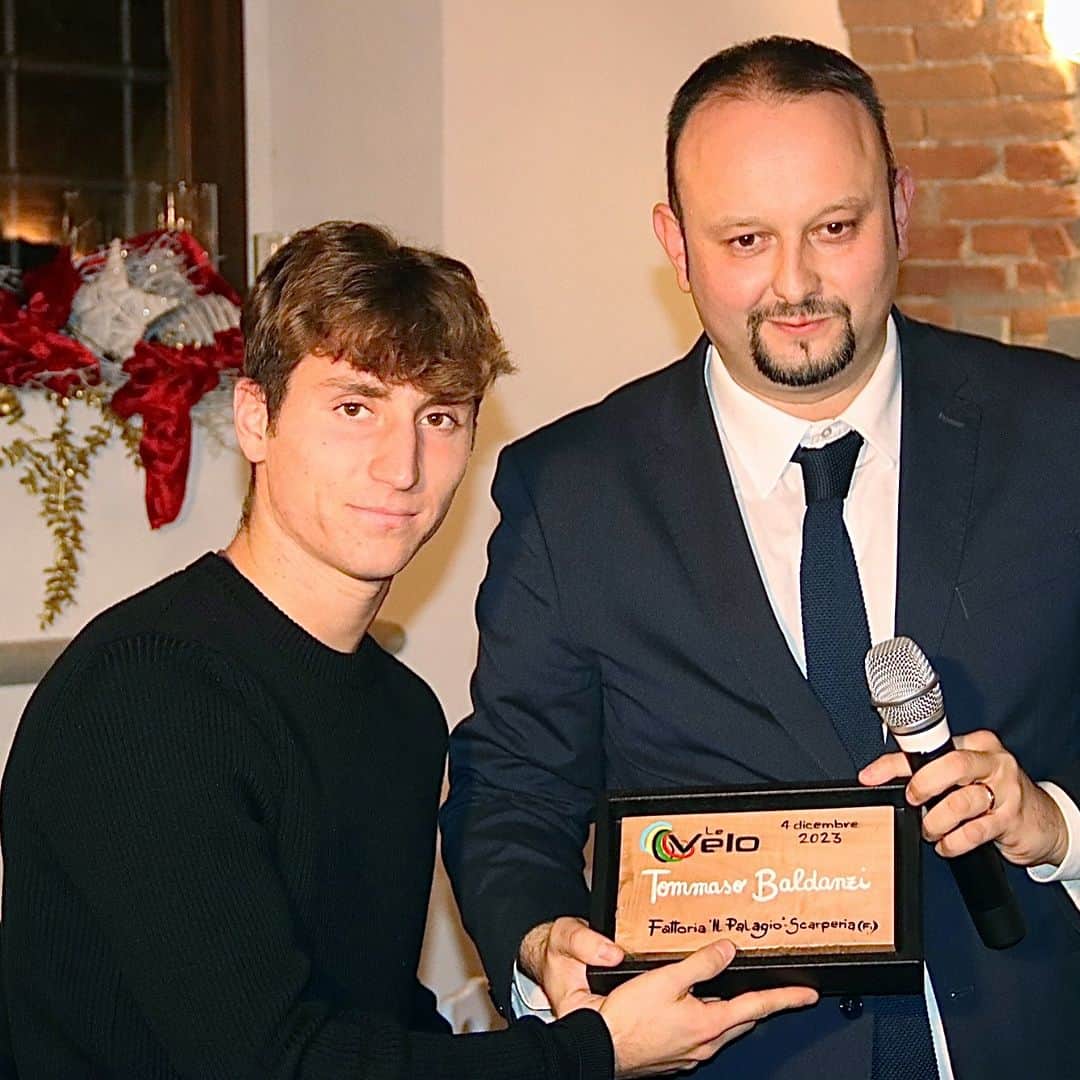 エンポリFCのインスタグラム：「📸🏅 Il nostro Tommaso Baldanzi è stato premiato ieri sera a #Scarperia all'interno della 26° edizione del Premio Internazionale "Le Velo – L’Europa per lo sport"」