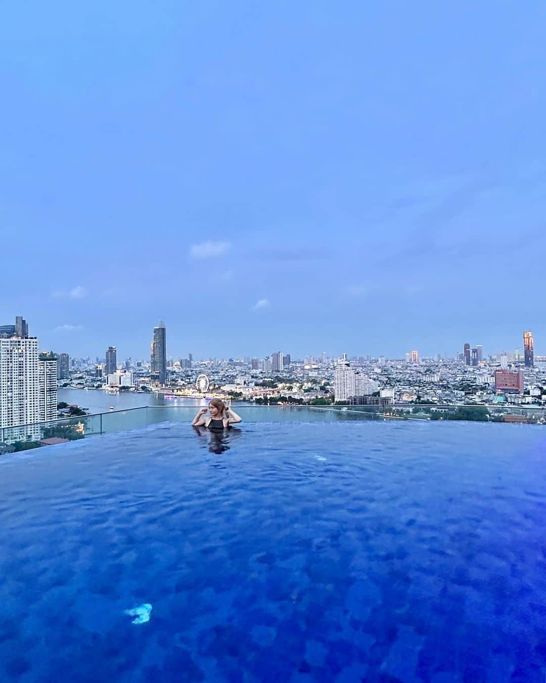 YuhKawasakiのインスタグラム：「📍AVANI RIVERSIDE BANGKOK HOTEL バンコク1の絶景インフィニティプールはコチラ💁 タイにはインフィニティプールがたくさんあるけれど、チャオプラヤー川を挟んだバンコクの街全体を見渡せるホテルはココだけ💙 ： ： ： ： #バンコク#タイ旅行 #バンコクホテル#タイホテル#東南アジア旅行 #トランカー#バンコク旅行 #avaniriversidebangkok #アヴァニリバーサイドバンコク #東南アジア一人旅 #タイ一人旅#バンコク1人旅 #バックパッカー じゃない#旅好き #ナイトプール#バンコク観光 #バンコク情報 #タイ旅行 #バンコク女子旅#インフィニティプール#バンコクインフィニティプール #タイインフィニティプール#thailandtravel #水着姿 #海外プール#海外コーデ #夜景スポット #プール遊び #プール付きホテル#絶景プール」