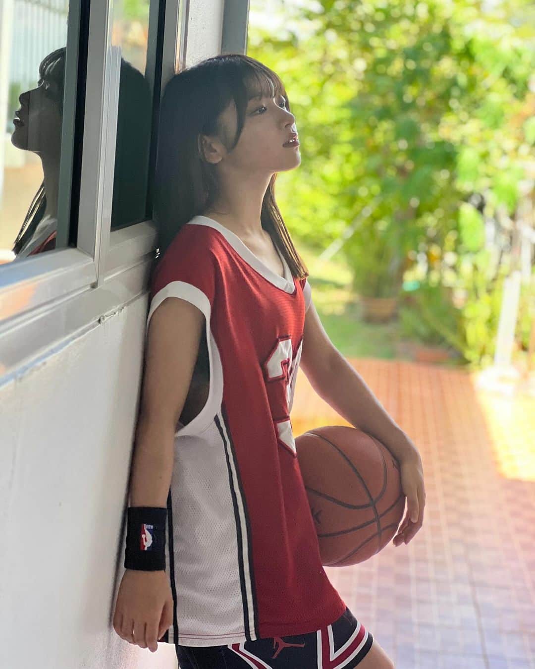 marupiのインスタグラム：「撮影オフショット🏀 バスケが好きなことが広まっていて嬉しいなあ、、、」