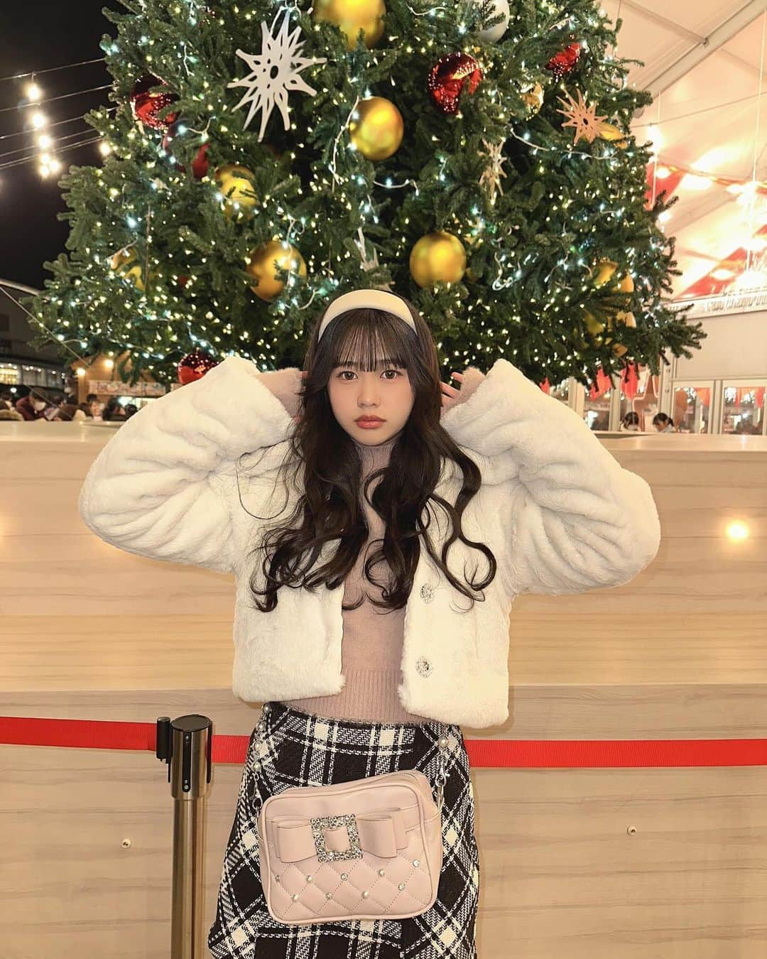 藤田苺花のインスタグラム：「🎄💚⛄️ もうクリスマスの季節だね✩.*˚  クリスマスの雰囲気すごく好き～🫶🏻 りなちゃんとちょこっと寄ってみたの＾＾  ❤︎‬┈┈┈‪‪❤︎‬┈┈┈‪‪❤︎‬┈┈┈‪‪❤︎‬┈┈┈‪‪❤︎‬‪‪‬┈┈┈‪‪❤︎‬┈┈┈‪‪❤︎‬  #幕張クリスマスマーケット #クリスマス #イルミネーション   #ありるん #VINEYARD #ヴィンヤード #08 #jc3 #中学生 #女子中学生 #雰囲気 #垢抜け #黒髪 #ロング #おすすめ #ありすたぐらむ」