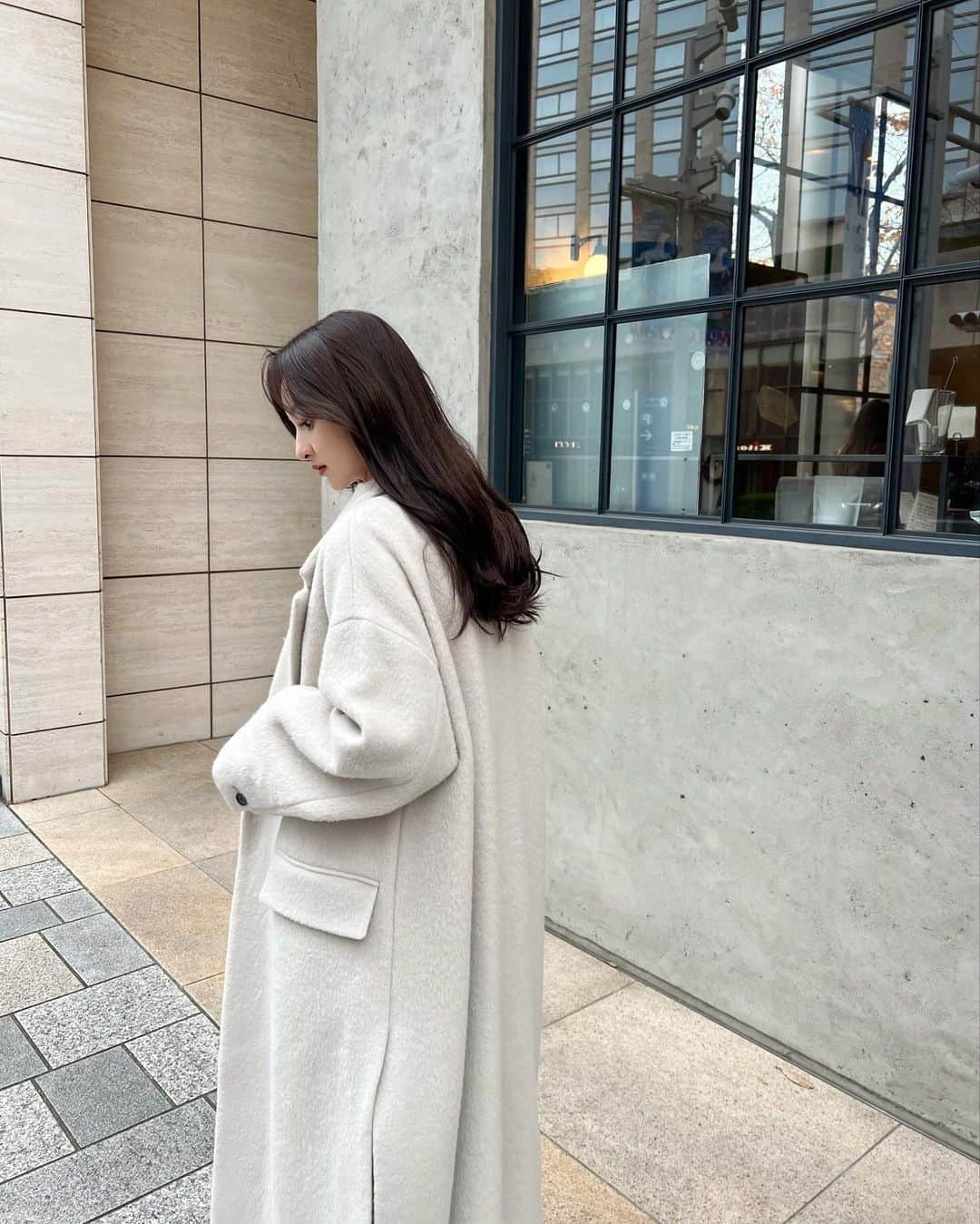 池田有里紗さんのインスタグラム写真 - (池田有里紗Instagram)「ootd.  出勤コーデ。ALL WHITE♡  ラグジュアリーなシャギー素材のオーバーコート。 毛並みが美しく、モヘア混の暖かさが上品な印象に✨  羽織るだけでオーラの出るシルエット。  coat @miesrohe_  tops @caprino_jp  pants @uncrave_official  shoes @niketokyo  bag @polene_paris   #miesrohe #シャギー #シャギーコート #uncrave #nike #caprino #polene #ootd #ars_ootd #ワントーンコーデ」12月5日 19時23分 - arisa.ikd