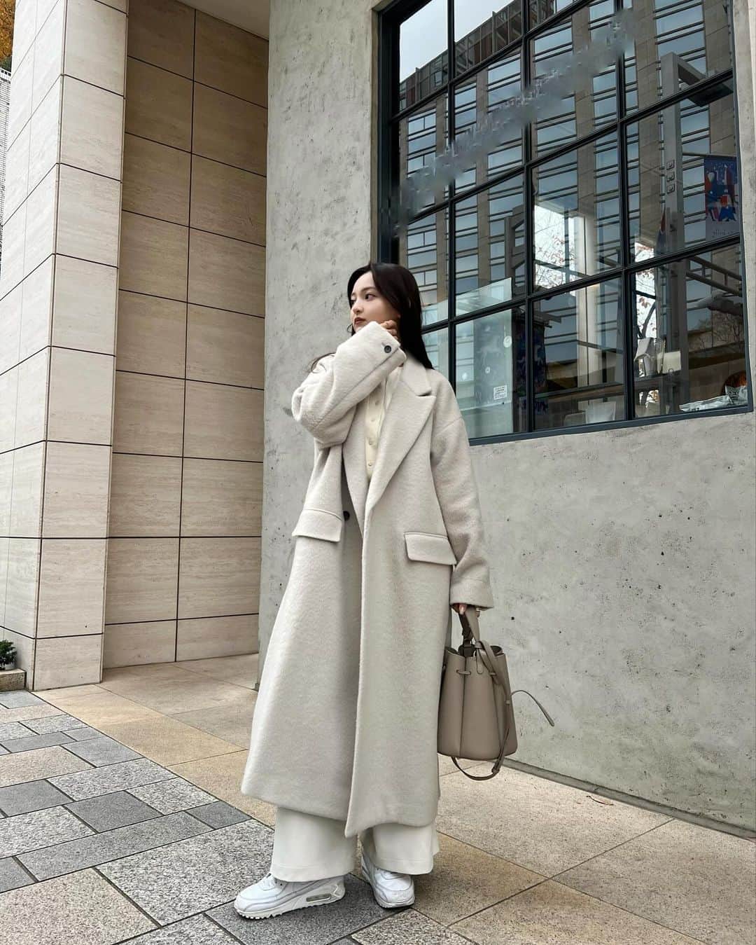 池田有里紗さんのインスタグラム写真 - (池田有里紗Instagram)「ootd.  出勤コーデ。ALL WHITE♡  ラグジュアリーなシャギー素材のオーバーコート。 毛並みが美しく、モヘア混の暖かさが上品な印象に✨  羽織るだけでオーラの出るシルエット。  coat @miesrohe_  tops @caprino_jp  pants @uncrave_official  shoes @niketokyo  bag @polene_paris   #miesrohe #シャギー #シャギーコート #uncrave #nike #caprino #polene #ootd #ars_ootd #ワントーンコーデ」12月5日 19時23分 - arisa.ikd