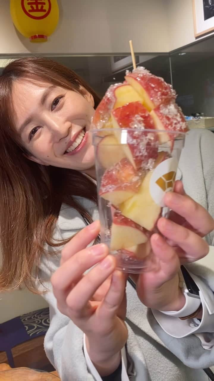 西﨑梨乃のインスタグラム：「. 金刀比羅宮に取材に行ってきました🍎✨ . こんぴらさんの中で 一番古いと言われているお土産屋さん☺️ . そこで作られている飴を より多くの人に伝えようと 色んな取り組みが行われています😉 放送日はまたお知らせしますね📢✨ . . @rino_nishizaki  . . #西日本放送 #RNC #岡山 #香川 #こんぴらさん #金刀比羅宮 #香川観光 #琴平観光 #五人百姓 #西﨑梨乃」