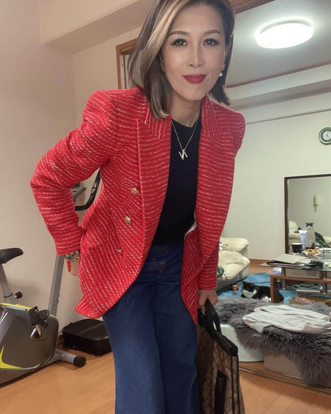 Naoko（なおこ）さんのインスタグラム写真 - (Naoko（なおこ）Instagram)「🧥 🧥 🧥 結局どれ😵  毎年12月は なんの予定もないわたしでも ウキウキワクワクするのですが 今年は、そうはいきません。  まぁなんか 世界で自分が 1番寂しくて 不幸かのような気分に 一瞬でも、なったりします🫠  んなわけないのに😵  しかし なぜなら それから それでは、、、、  気合い入れていきましょ  いや 気合いはいらんけどさ  こんなときは たちどまって 小さなしあわせを感じつつ まわりに感謝して きちんとご飯をつくり 身だしなみを整え  できれば 筋トレに行った方がよい  時間に余裕があるならば。  筋トレは メンタルを強化するからね  自分を強くするのは 自分だけ🤍👍  #筋トレ女子 #フィットネス女子#フィットネス#Fitness#筋トレ女子と繋がりたい #筋トレ好き#筋トレ好きと繋がりたい#減量 #くびれ#美ボディ #アラフィフ#アラフィフコーデ#ボディメイク #50代#健康 #熊本 #kumamoto」12月5日 19時25分 - smile_naohibi