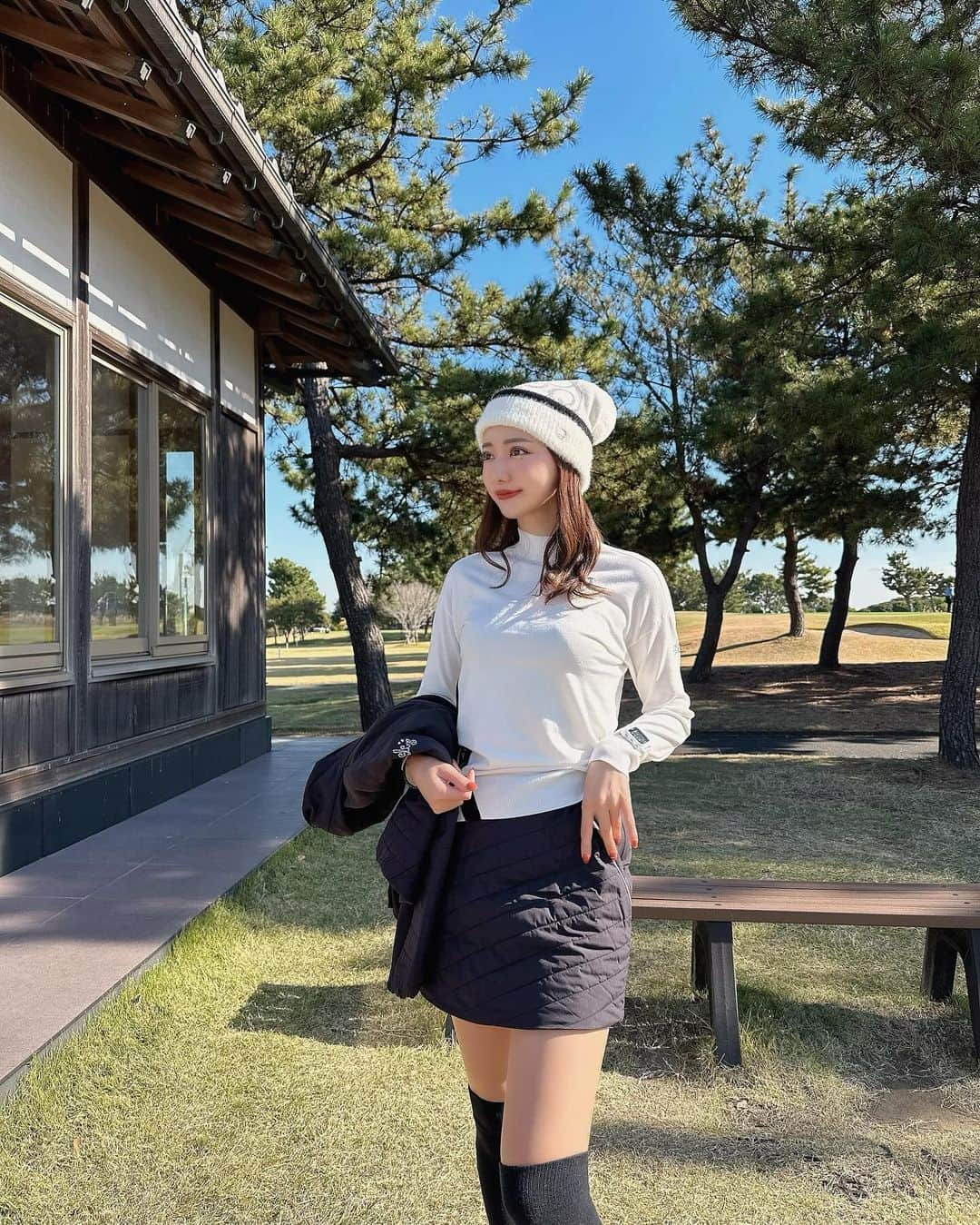 RISAさんのインスタグラム写真 - (RISAInstagram)「. ルコックスポルティフ @lecoqsportifgolf_rijoume の グリッターコレクション✨✨✨  . 少し前にインスタライブでご紹介した ウェアのコーデです☺️🤍  . 天気良くて暖かったのでセーターだけで プレイ出来ました🥹✨✨✨  . トップス　ハイネックセーター　（White） スカート　中わたスカート　　（Black） 帽子　　　ニットキャップ　　（White）  . コースは数年ぶりに若洲リンクスに 行ってきました⛳️💖  . クラブハウスの中Xmas🎄の飾り付けしてて 可愛かったー💝💖  .  #ルコックスポルティフゴルフ#lecoqsportifgolf#ゴルフ#ゴルフ好き #リジューム#RIJOUME#ゴルフ女子#ゴルフウェア#ゴルフコーデ#golf#golfswing#golfwear#ゴルフ好きと繋がりたい#ゴルフ初心者 #ゴルフコーディネート#冬ゴルフ」12月5日 19時27分 - arilady0423