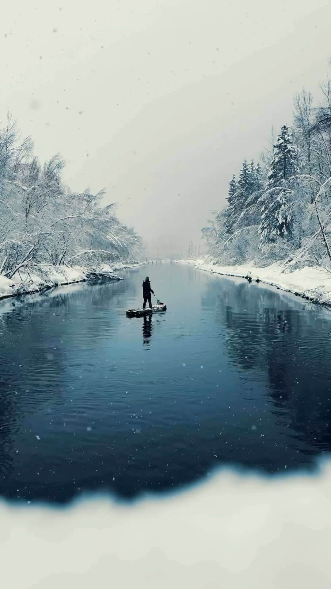 Live To Exploreのインスタグラム：「Paddle your way to serenity via @roamwild_! 😍❄️  💡As you paddle your way through the serene waters of Eklutna Lake, nestled amidst the majestic Chugach Mountains, a sense of tranquility washes over you. The rhythmic strokes of your paddle propel you forward, leaving behind the clamor of city life and immersing you in the pristine beauty of Alaska’s wilderness.   Spread the travel inspiration by sharing this post with your fellow explorers! 😍  🎥 : @roamwild_ 📍Alaska」