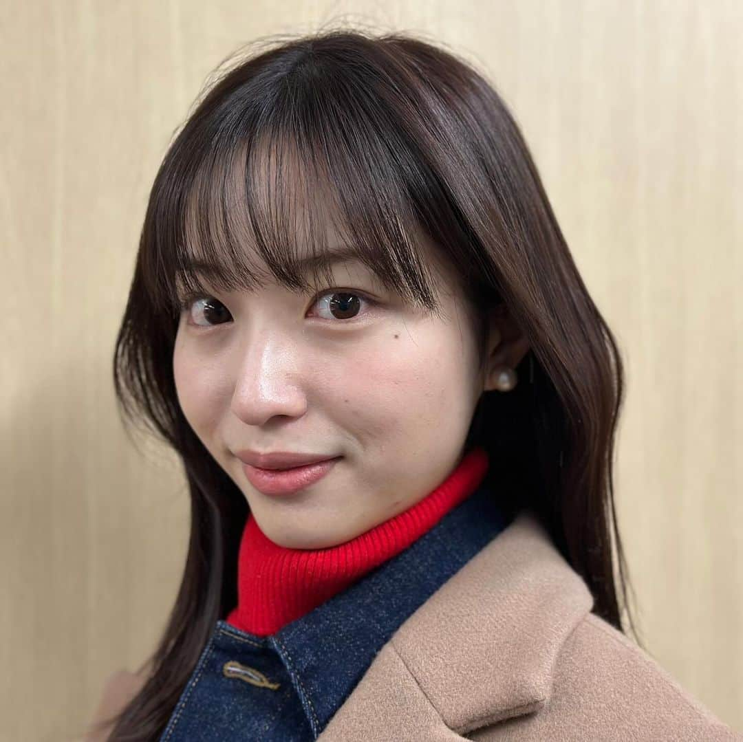 フジテレビ「めざましテレビ」さんのインスタグラム写真 - (フジテレビ「めざましテレビ」Instagram)「お天気コーナー「きょう何着て行く？」 林佑香の毎日のコーデを紹介♪  12月5日（火）  【今日のコーデ】 ⭐️コート→ @apuweiser_official ４万9500円 ⭐️Gジャン→ @la_boutique_bonbon_official ２万3100円 ⭐️ニット→ @rirandture_official 9900円 ⭐️パンツ→ @uniqlo_jp 4990円 ⭐️靴→ @kanematsu_official ３万800円  ⭐️イヤリング→ @phoebe_official 3520円  【コーデのポイント】 ジャケットコートにGジャンをレイヤードするおしゃれ上級者なスタイルで、こなれ感たっぷりに🧣 首元から赤のタートルニットをのぞかせると、さらに感度が高まります🧤」12月5日 19時31分 - mezamashi.tv