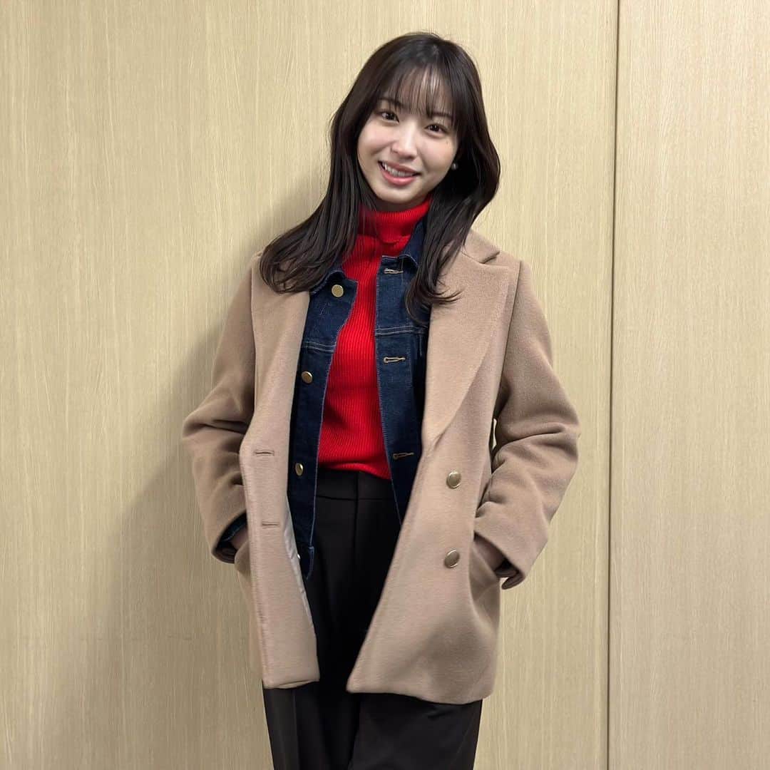 フジテレビ「めざましテレビ」のインスタグラム：「お天気コーナー「きょう何着て行く？」 林佑香の毎日のコーデを紹介♪  12月5日（火）  【今日のコーデ】 ⭐️コート→ @apuweiser_official ４万9500円 ⭐️Gジャン→ @la_boutique_bonbon_official ２万3100円 ⭐️ニット→ @rirandture_official 9900円 ⭐️パンツ→ @uniqlo_jp 4990円 ⭐️靴→ @kanematsu_official ３万800円  ⭐️イヤリング→ @phoebe_official 3520円  【コーデのポイント】 ジャケットコートにGジャンをレイヤードするおしゃれ上級者なスタイルで、こなれ感たっぷりに🧣 首元から赤のタートルニットをのぞかせると、さらに感度が高まります🧤」