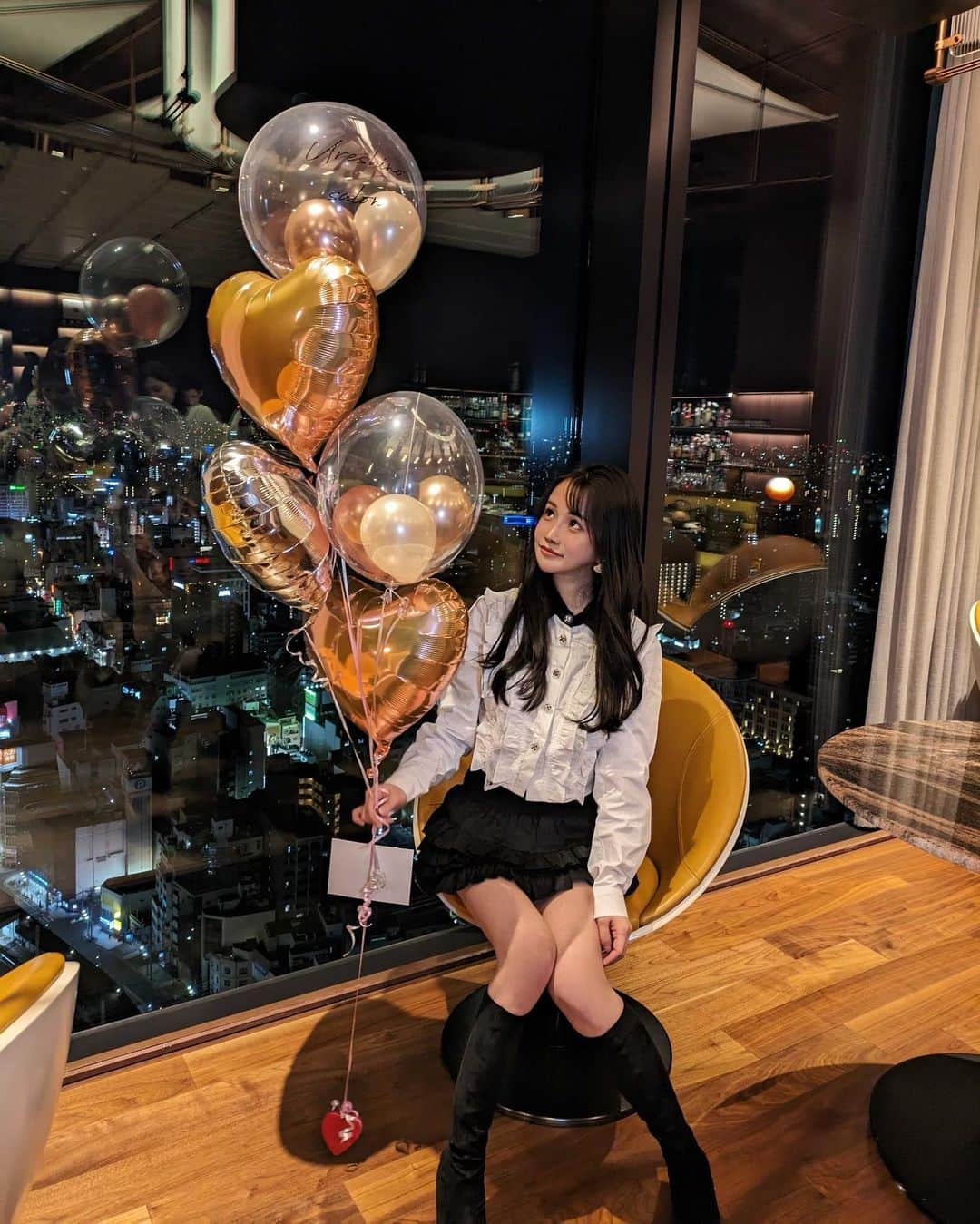 嬉野ゆみのインスタグラム：「Osaka Girl's night @ureshino_salon    新しい大阪セントラグランドホテル @centaragrand_osaka にあるバーレストラン、スモークアンドスピンが最高だったのでシェアする🍸💕　　  17人の半貸切で予約したんだけど、スタッフの方達気配りすごくて感動だし、メニューは美味しいし、みんな可愛くて最高に癒された時間でした。  この日のための特別ドリンクメニューもあってサプライズで嬉しすぎました🥹✨  マネージャーのジェイムズさんの写真センス神過ぎてかっこいい〜って皆んなで騒いでたw🥰また行きたい💕  みつさん風船まで用意してくれてありがとう🤍」