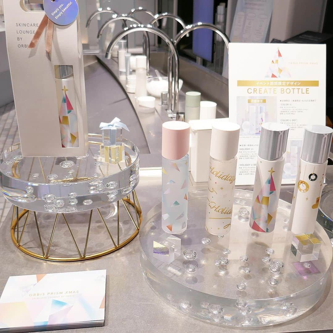 美的 Biteki's official Instagram! さんのインスタグラム写真 - (美的 Biteki's official Instagram! Instagram)「オルビスの体験特化型施設「SKINCARE LOUNGE BY ORBIS」にて、～2023年12月25日（月）までの期間限定で、クリスマスイベント「ORBIS PRISM XMAS（オルビス プリズム クリスマス）」が開催中！ イベントでは、スタンプラリーに参加すると抽選で人気スキンケアのローション現品が当たるプレゼントツリーをはじめ、商品を1点以上購入すると体験できるイベント限定のセルフフォトスタジオ体験、人気サービス「CREATE BOTTLE」の期間限定デザインや、クリスマスドリンク・フードなど、クリスマスムードを気軽に楽しめるコンテンツが盛りだくさん！ 中でも、「セルフプリズムチェック」では、肌にまつわるチェックシートの内容をもとに、一人ひとりのプリズムタイプとおすすめのスキンケアアイテムを知ることができます。 プリズムタイプ別のステッカーを2階に設置されたプリズムウォールに貼ると…、個性豊かな輝きのステッカーが集約したプリズムウォールに！   その他、2階「SKINCARE SALON」では、クリスマス期間限定メニューも登場。 この季節ならではのスペシャルな体験をかなえる限定イベント。ぜひチェックしてみて！   【イベント詳細】 「ORBIS PRISM XMAS（オルビス プリズム クリスマス）」 ◆期間：～2023年12月25日（月） ◆場所：SKINCARE LOUNGE BY ORBIS 東京都港区南青山5-7-1 LOUNGE ※コンテンツの実施時間やドリンク・フード等の金額は公式HPにてご確認ください   #オルビス#ORBIS#SKINCARELOUNGEBYORBIS#クリスマス#イベント#コスメイベント#スキンケア#美肌#bitekicom#表参道#ORBISPRISMXMAS#オルビスプリズムクリスマス」12月5日 19時32分 - bitekicom
