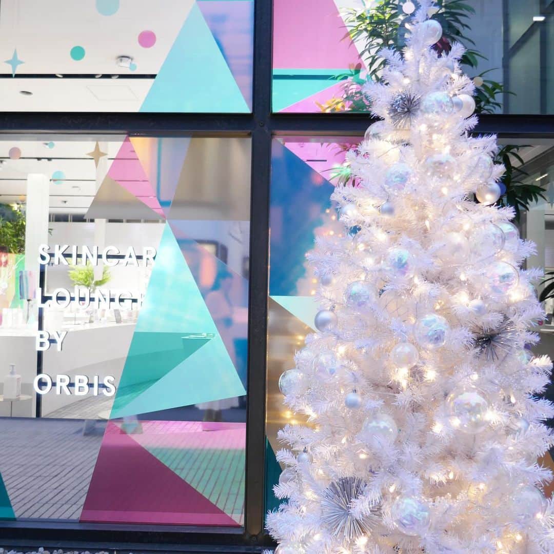 美的 Biteki's official Instagram! さんのインスタグラム写真 - (美的 Biteki's official Instagram! Instagram)「オルビスの体験特化型施設「SKINCARE LOUNGE BY ORBIS」にて、～2023年12月25日（月）までの期間限定で、クリスマスイベント「ORBIS PRISM XMAS（オルビス プリズム クリスマス）」が開催中！ イベントでは、スタンプラリーに参加すると抽選で人気スキンケアのローション現品が当たるプレゼントツリーをはじめ、商品を1点以上購入すると体験できるイベント限定のセルフフォトスタジオ体験、人気サービス「CREATE BOTTLE」の期間限定デザインや、クリスマスドリンク・フードなど、クリスマスムードを気軽に楽しめるコンテンツが盛りだくさん！ 中でも、「セルフプリズムチェック」では、肌にまつわるチェックシートの内容をもとに、一人ひとりのプリズムタイプとおすすめのスキンケアアイテムを知ることができます。 プリズムタイプ別のステッカーを2階に設置されたプリズムウォールに貼ると…、個性豊かな輝きのステッカーが集約したプリズムウォールに！   その他、2階「SKINCARE SALON」では、クリスマス期間限定メニューも登場。 この季節ならではのスペシャルな体験をかなえる限定イベント。ぜひチェックしてみて！   【イベント詳細】 「ORBIS PRISM XMAS（オルビス プリズム クリスマス）」 ◆期間：～2023年12月25日（月） ◆場所：SKINCARE LOUNGE BY ORBIS 東京都港区南青山5-7-1 LOUNGE ※コンテンツの実施時間やドリンク・フード等の金額は公式HPにてご確認ください   #オルビス#ORBIS#SKINCARELOUNGEBYORBIS#クリスマス#イベント#コスメイベント#スキンケア#美肌#bitekicom#表参道#ORBISPRISMXMAS#オルビスプリズムクリスマス」12月5日 19時32分 - bitekicom
