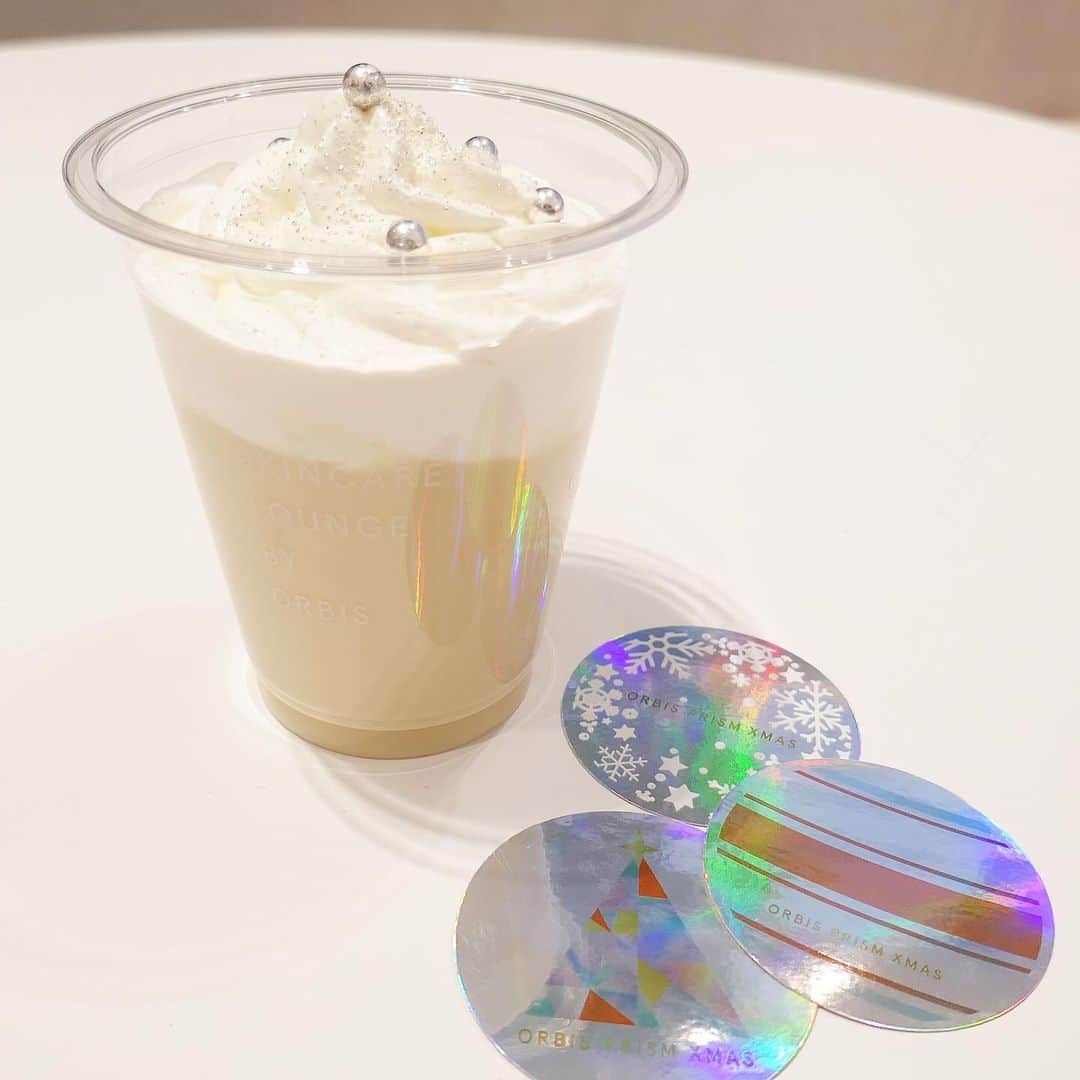 美的 Biteki's official Instagram! さんのインスタグラム写真 - (美的 Biteki's official Instagram! Instagram)「オルビスの体験特化型施設「SKINCARE LOUNGE BY ORBIS」にて、～2023年12月25日（月）までの期間限定で、クリスマスイベント「ORBIS PRISM XMAS（オルビス プリズム クリスマス）」が開催中！ イベントでは、スタンプラリーに参加すると抽選で人気スキンケアのローション現品が当たるプレゼントツリーをはじめ、商品を1点以上購入すると体験できるイベント限定のセルフフォトスタジオ体験、人気サービス「CREATE BOTTLE」の期間限定デザインや、クリスマスドリンク・フードなど、クリスマスムードを気軽に楽しめるコンテンツが盛りだくさん！ 中でも、「セルフプリズムチェック」では、肌にまつわるチェックシートの内容をもとに、一人ひとりのプリズムタイプとおすすめのスキンケアアイテムを知ることができます。 プリズムタイプ別のステッカーを2階に設置されたプリズムウォールに貼ると…、個性豊かな輝きのステッカーが集約したプリズムウォールに！   その他、2階「SKINCARE SALON」では、クリスマス期間限定メニューも登場。 この季節ならではのスペシャルな体験をかなえる限定イベント。ぜひチェックしてみて！   【イベント詳細】 「ORBIS PRISM XMAS（オルビス プリズム クリスマス）」 ◆期間：～2023年12月25日（月） ◆場所：SKINCARE LOUNGE BY ORBIS 東京都港区南青山5-7-1 LOUNGE ※コンテンツの実施時間やドリンク・フード等の金額は公式HPにてご確認ください   #オルビス#ORBIS#SKINCARELOUNGEBYORBIS#クリスマス#イベント#コスメイベント#スキンケア#美肌#bitekicom#表参道#ORBISPRISMXMAS#オルビスプリズムクリスマス」12月5日 19時32分 - bitekicom