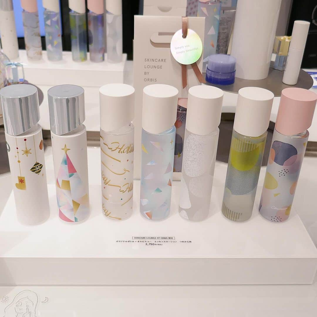 美的 Biteki's official Instagram! のインスタグラム：「オルビスの体験特化型施設「SKINCARE LOUNGE BY ORBIS」にて、～2023年12月25日（月）までの期間限定で、クリスマスイベント「ORBIS PRISM XMAS（オルビス プリズム クリスマス）」が開催中！ イベントでは、スタンプラリーに参加すると抽選で人気スキンケアのローション現品が当たるプレゼントツリーをはじめ、商品を1点以上購入すると体験できるイベント限定のセルフフォトスタジオ体験、人気サービス「CREATE BOTTLE」の期間限定デザインや、クリスマスドリンク・フードなど、クリスマスムードを気軽に楽しめるコンテンツが盛りだくさん！ 中でも、「セルフプリズムチェック」では、肌にまつわるチェックシートの内容をもとに、一人ひとりのプリズムタイプとおすすめのスキンケアアイテムを知ることができます。 プリズムタイプ別のステッカーを2階に設置されたプリズムウォールに貼ると…、個性豊かな輝きのステッカーが集約したプリズムウォールに！   その他、2階「SKINCARE SALON」では、クリスマス期間限定メニューも登場。 この季節ならではのスペシャルな体験をかなえる限定イベント。ぜひチェックしてみて！   【イベント詳細】 「ORBIS PRISM XMAS（オルビス プリズム クリスマス）」 ◆期間：～2023年12月25日（月） ◆場所：SKINCARE LOUNGE BY ORBIS 東京都港区南青山5-7-1 LOUNGE ※コンテンツの実施時間やドリンク・フード等の金額は公式HPにてご確認ください   #オルビス#ORBIS#SKINCARELOUNGEBYORBIS#クリスマス#イベント#コスメイベント#スキンケア#美肌#bitekicom#表参道#ORBISPRISMXMAS#オルビスプリズムクリスマス」