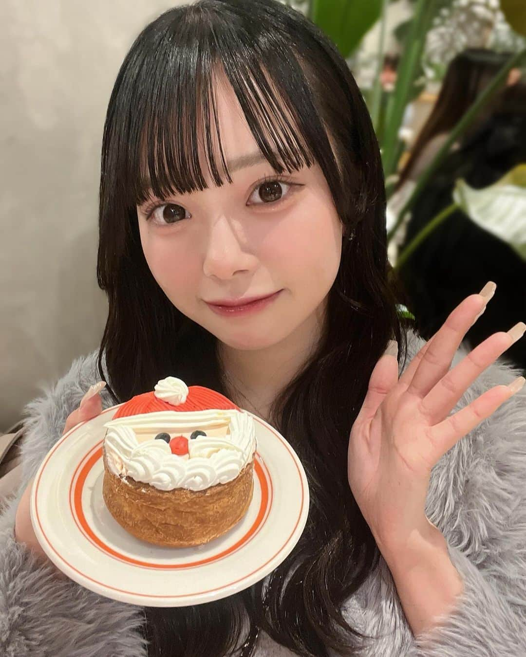 増田彩乃さんのインスタグラム写真 - (増田彩乃Instagram)「.  ずっと気になっていたお店に〜！  サンタさんはクリームチーズ味で トナカイはヌテラ味 !! 半分こして 食べました ꒰ ¨̮ ꒱🍴♡ 幸せ 〜 っ  カフェラテもとっても美味しくて 店内の装飾も凄くｶﾜｲｲでした💭」12月5日 19時33分 - m_ayano26